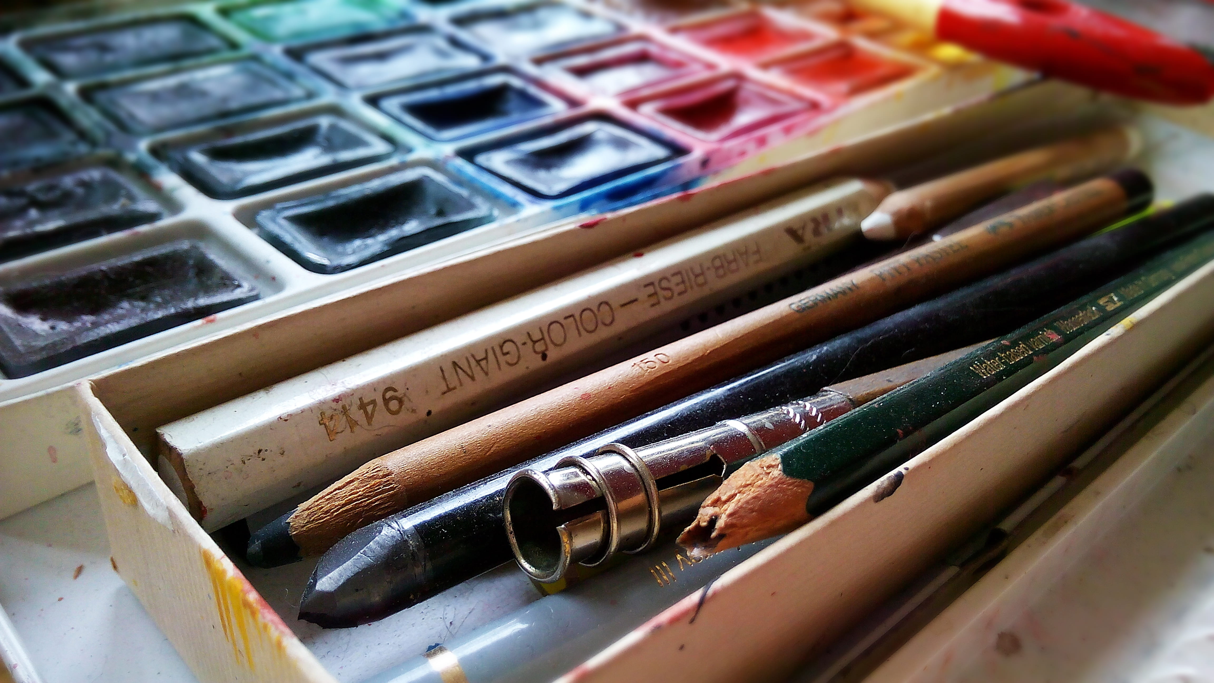 high angle view, close-up, old, pens, wood - material, large group of objects, still life, variation, container, creativity, pencils, multi colored, paintbrush, HD Wallpaper