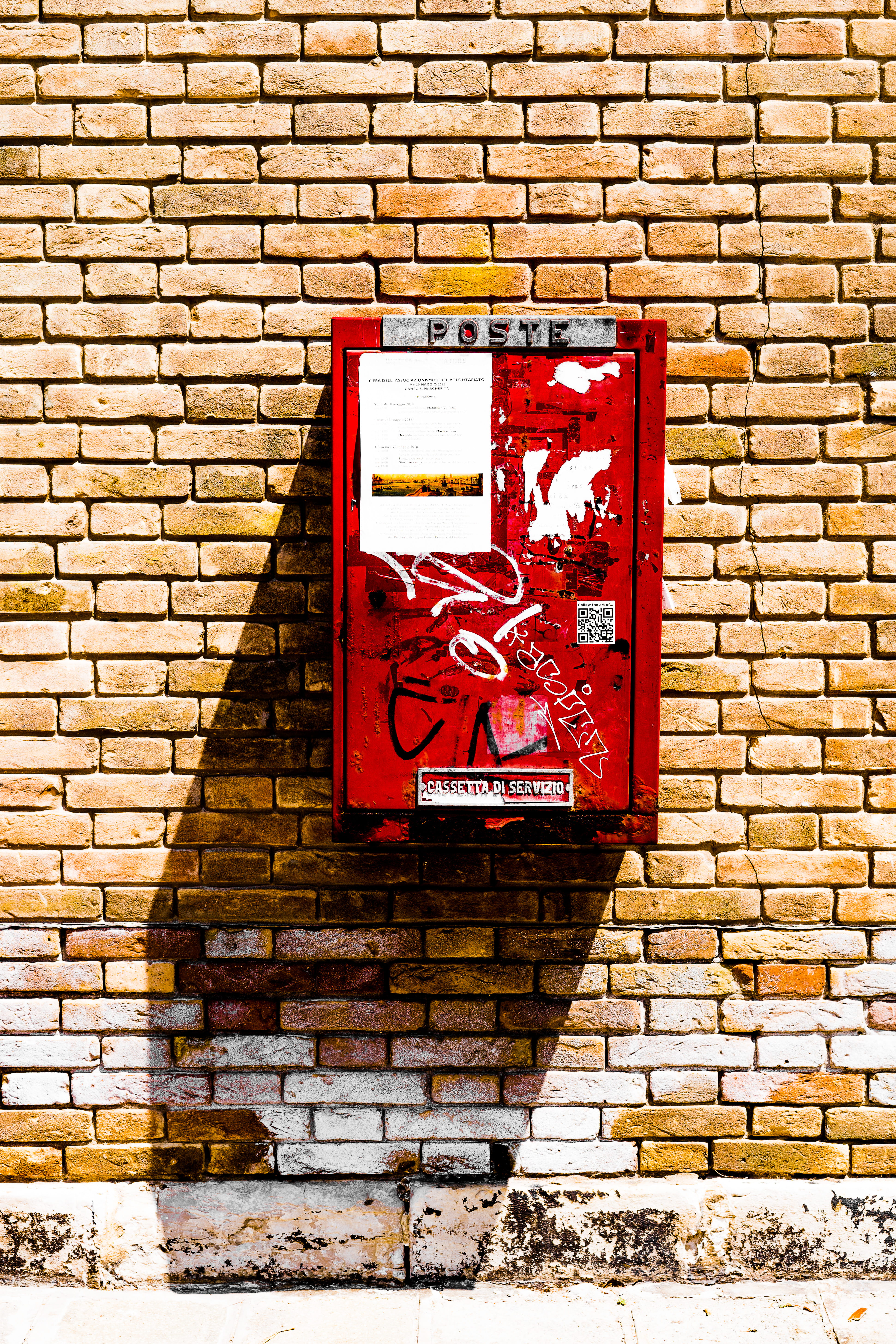 text, information sign, graffiti, information, sign, outdoors, building exterior, poste, built structure, cassetta die servizio, structure, day, brick, Phone HD Wallpaper