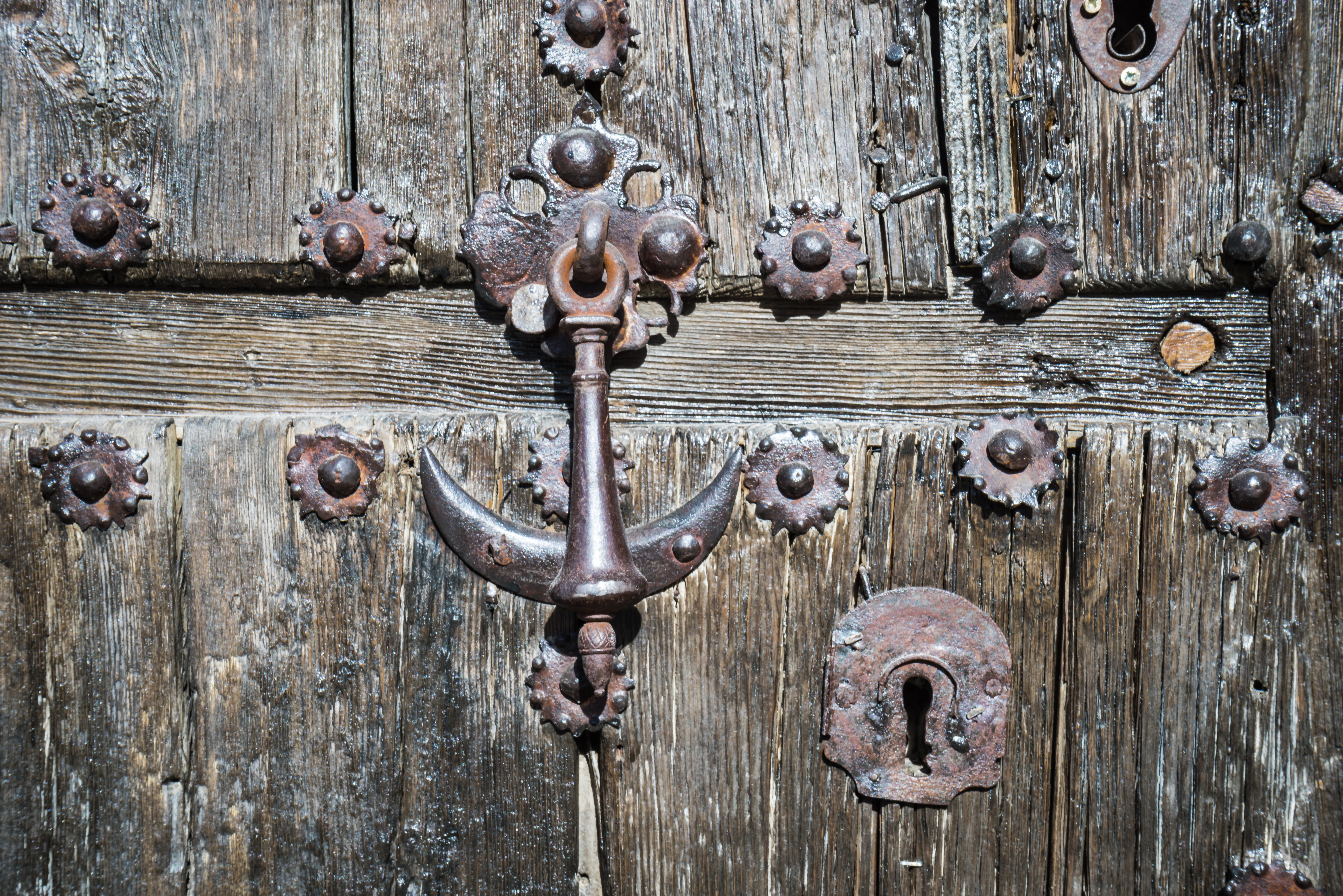 knocker, day, bolt, textured, anchor, backgrounds, wood - material, close-up, old door, metal, house, iron, brass, closed, rustic, no people, pattern, aldaba, HD Wallpaper