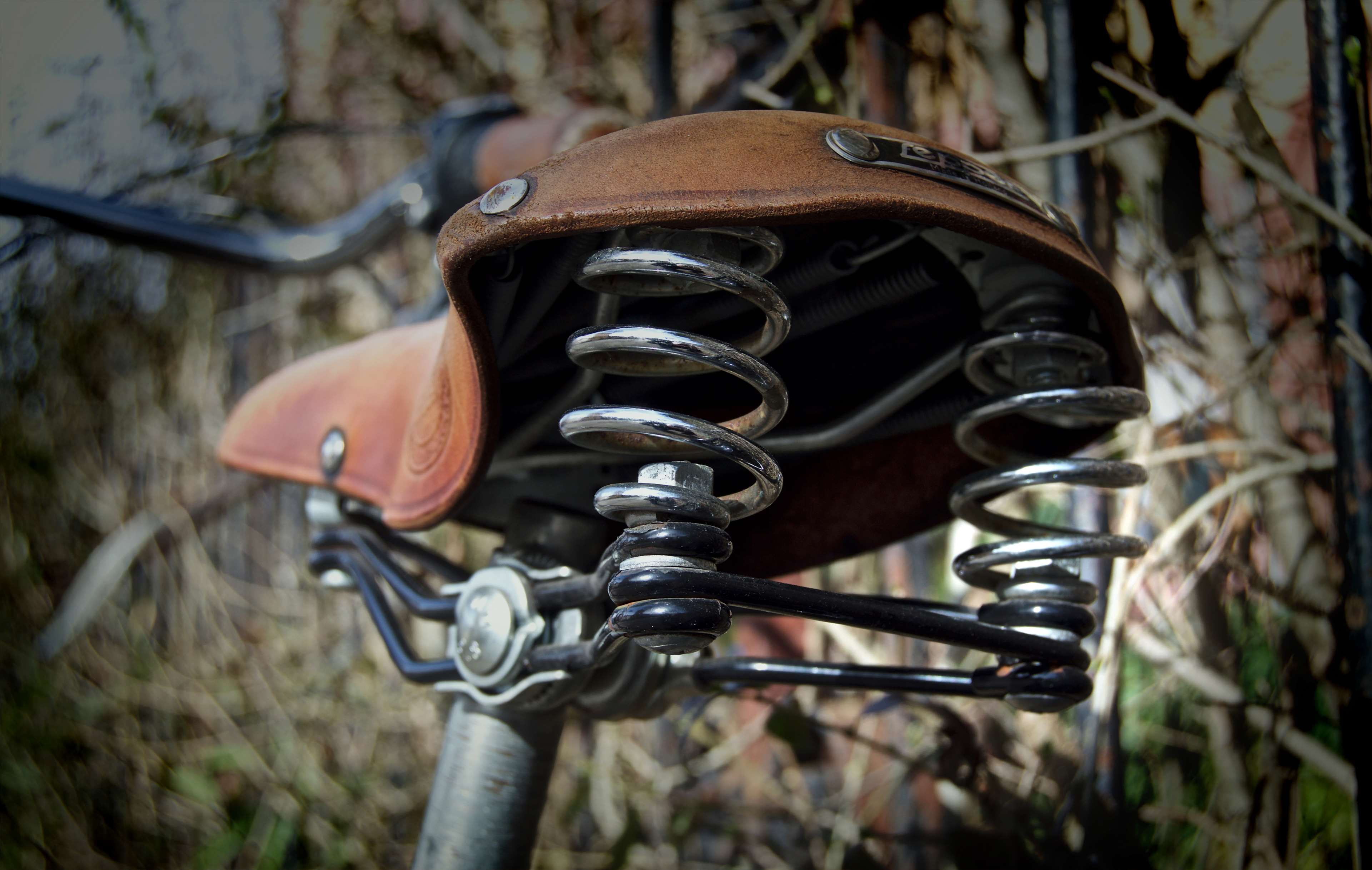 focus on foreground, stainless steel, selective focus, absence, close up, rusty, blur, wheel, outdoors, plant, bicycle saddle, seat, mode of transportation, HD Wallpaper
