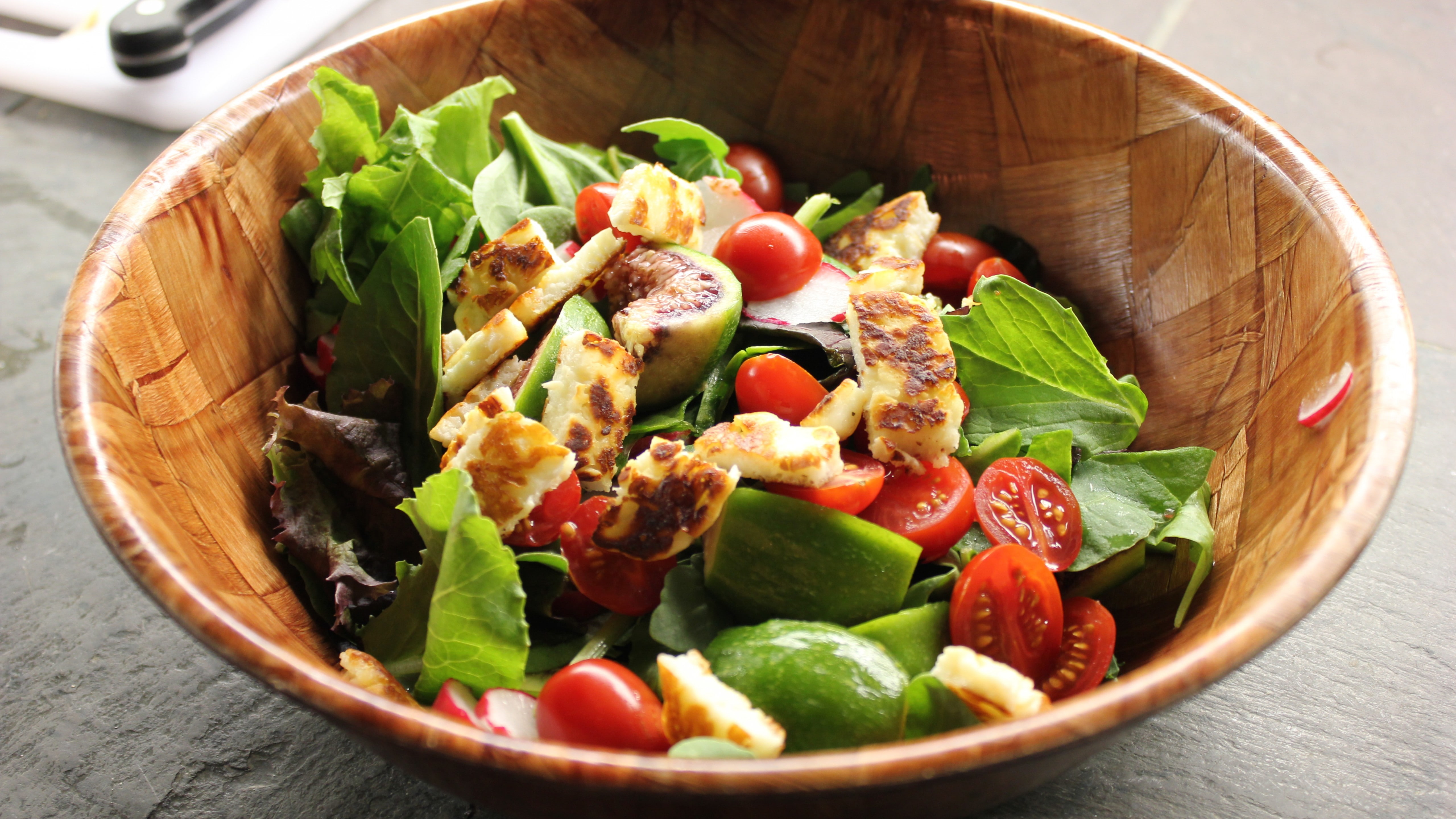 Lettuce, dish, vegetable, Fried Halloumi Salad, 5K, brown, bowl, cheese, radishes, ceramic, tomato, HD Wallpaper