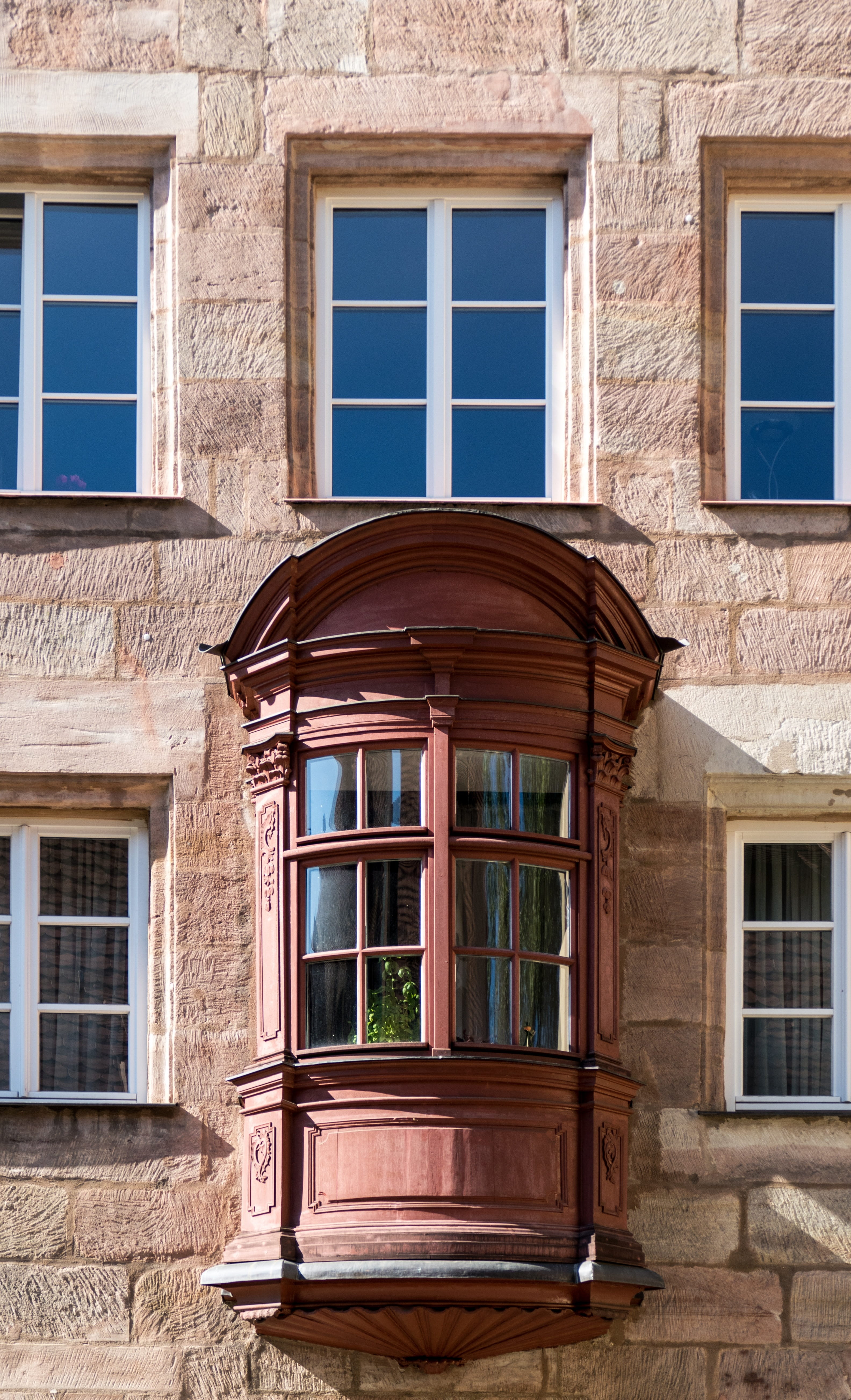building exterior, no people, swiss francs, wall - building feature, brown, nuremberg, historically, residential district, door, sunlight, middle ages, Phone HD Wallpaper