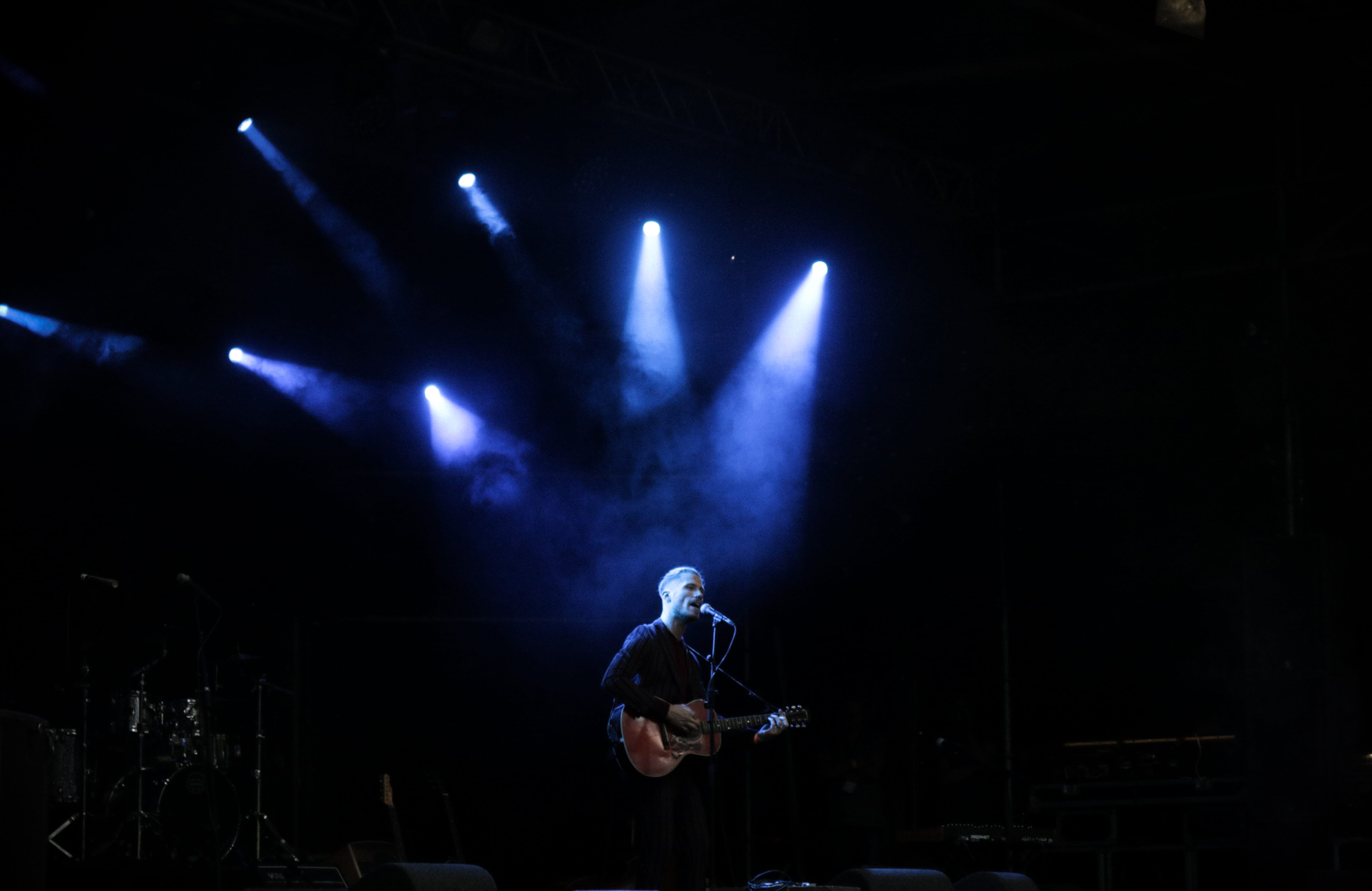 main stage, breda, stage light, smoke, music festival, nightlife, green, man, dark, musical instrument, manding, singing, last one, acoustic, spotlight, HD Wallpaper