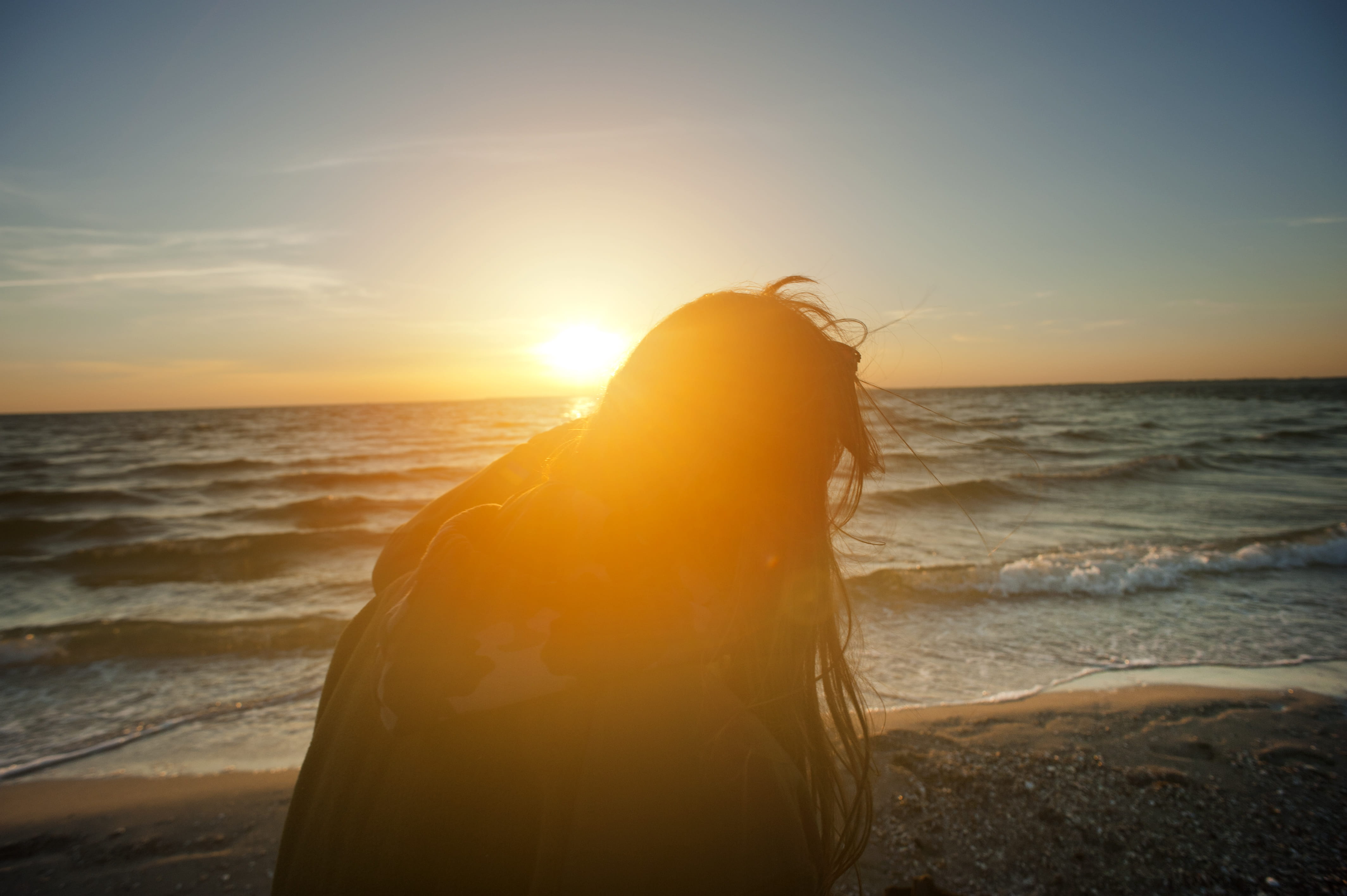 water, motion, dawn, sunlight, seashore, sea, chill, Sun Rays, seascape, beauty in nature, nature, surf, horizon, horizon over water, daydreaming, waves, HD Wallpaper