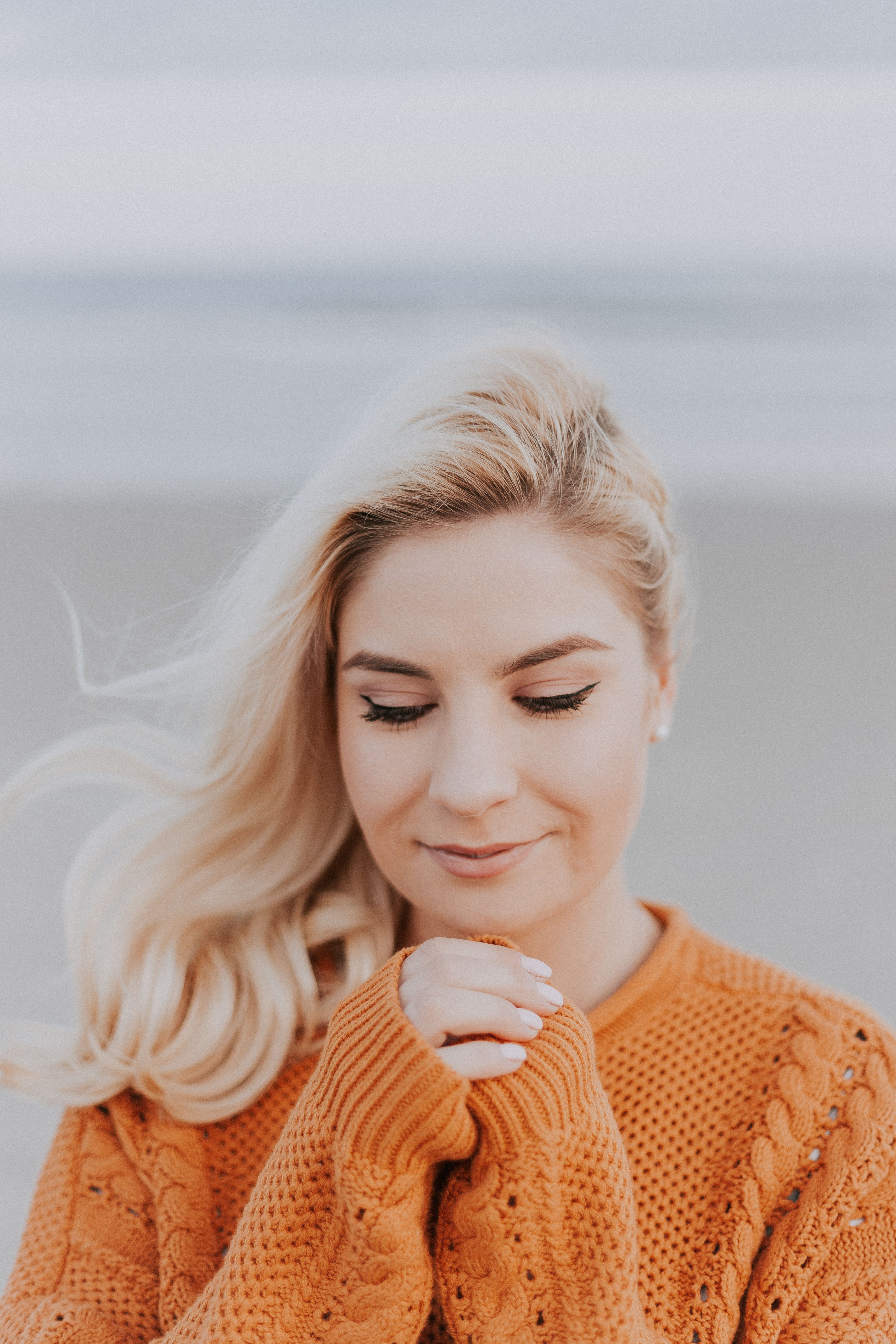 young women, blonde, cute, girl, happiness, hands, female model, ocean shore, knitwear, beautiful woman, knitted, casual, dreaming, female, eye makeup, Phone HD Wallpaper