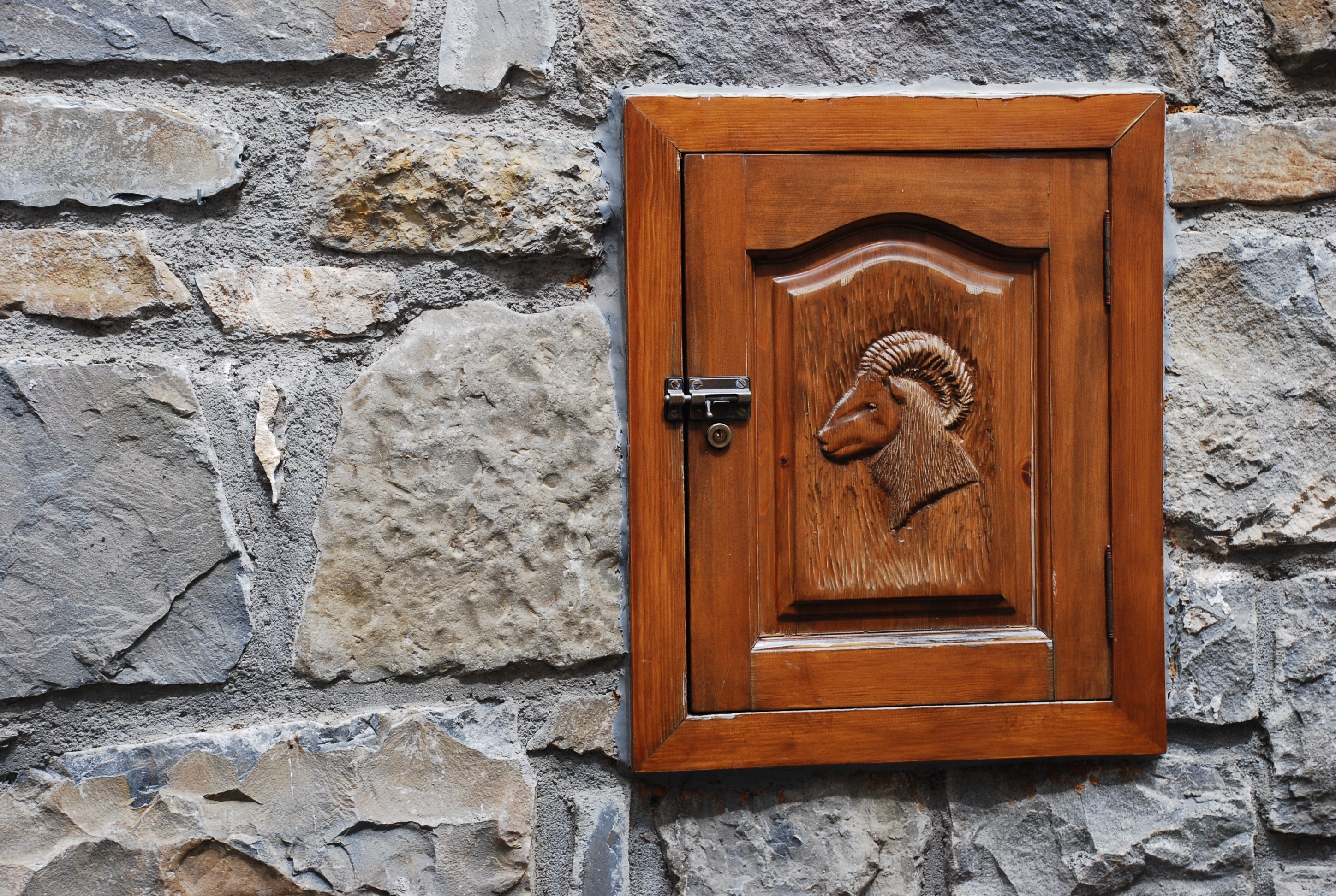 closed, size, safety, 2K, bas relief, people, security, old, wall, day, wall - building feature, building exterior, carving, facade, recorded, goat, stone, HD Wallpaper