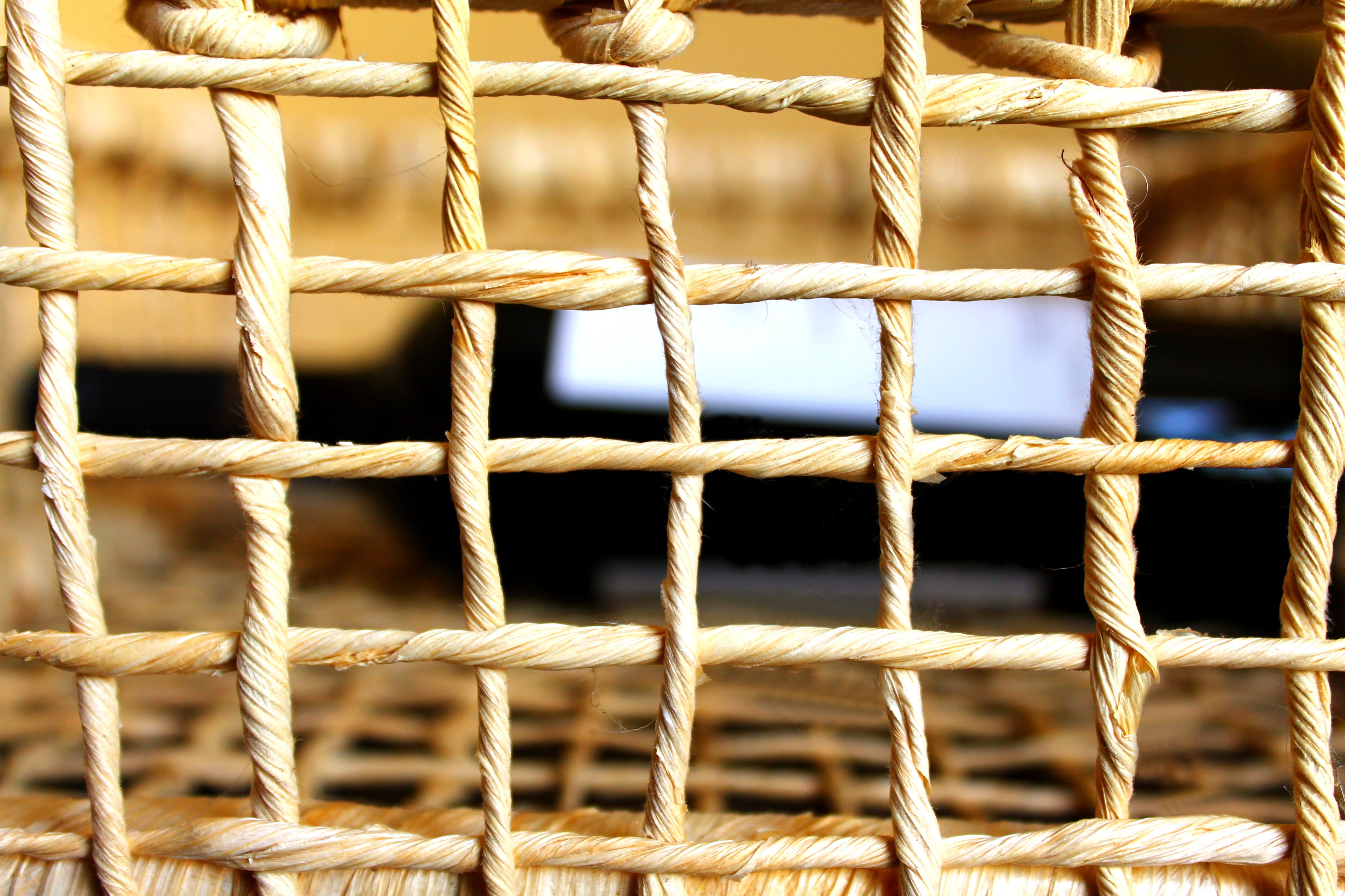 backgrounds, pattern, 4K, textile, nature, grass, sunlight, wine basket, full frame, brown, rope, connection, metal, tied up, basket, no people, wood - material, HD Wallpaper