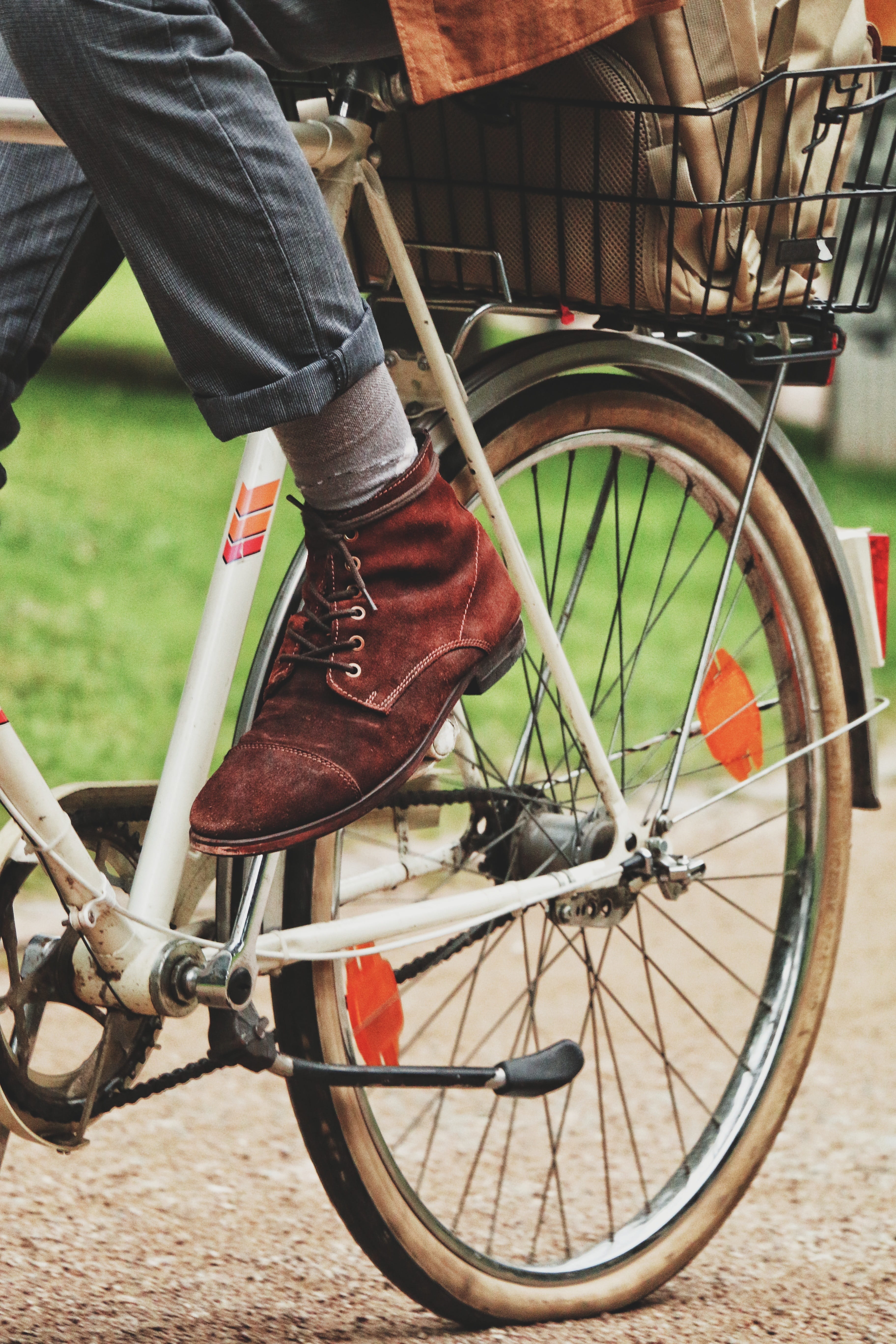 rusty, bokeh, bicycle, focus on foreground, people, lifestyles, old, outdoors, leisure activity, human foot, sitting, men, one person, transportation, day, Phone HD Wallpaper