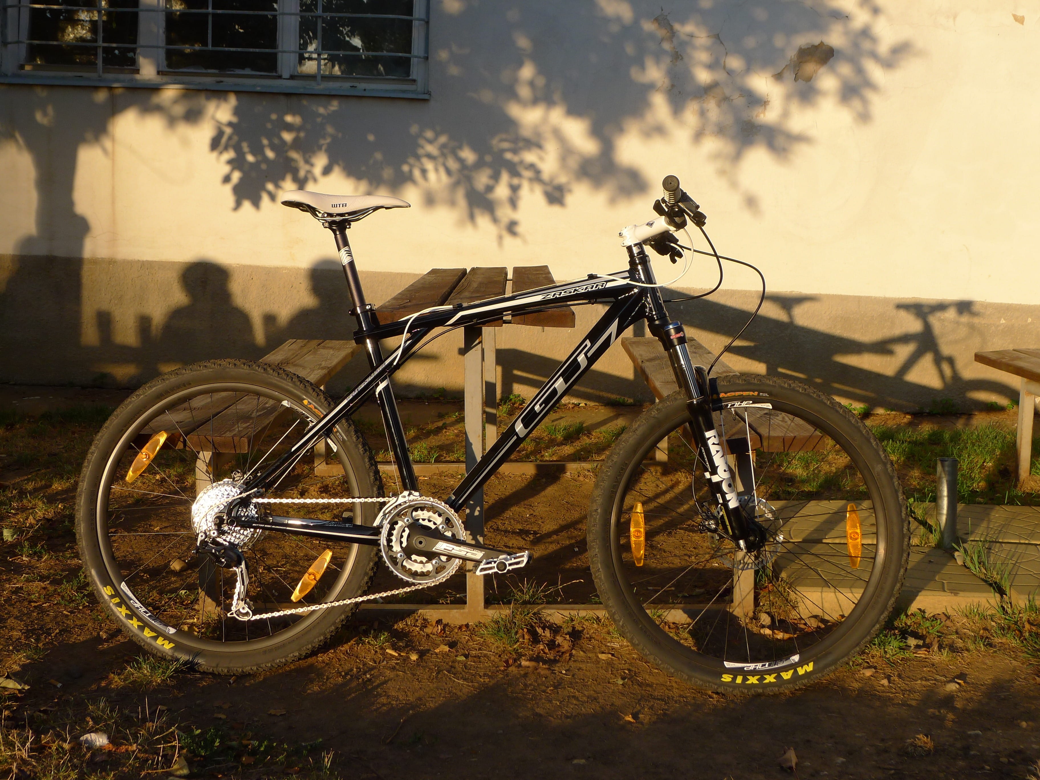 sport, stationary, parking, Building, shadow, building exterior, no people, nature, outside, built structure, outdoors, wheel, architecture, mode of transportation, HD Wallpaper
