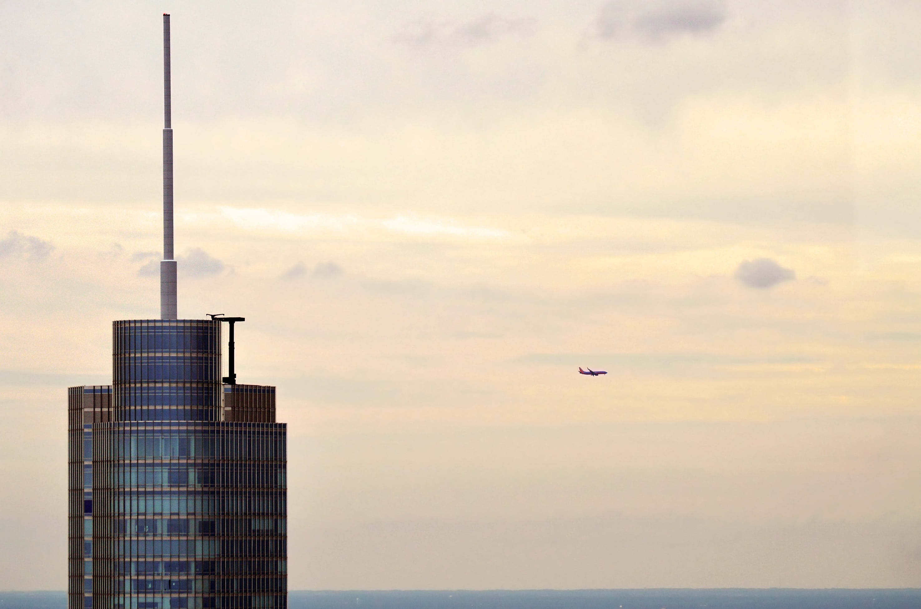 tower, modern building, urban Skyline, 2K, near, waterfront, landing, animals in the wild, building, chicago, building exterior, animal wildlife, top, HD Wallpaper