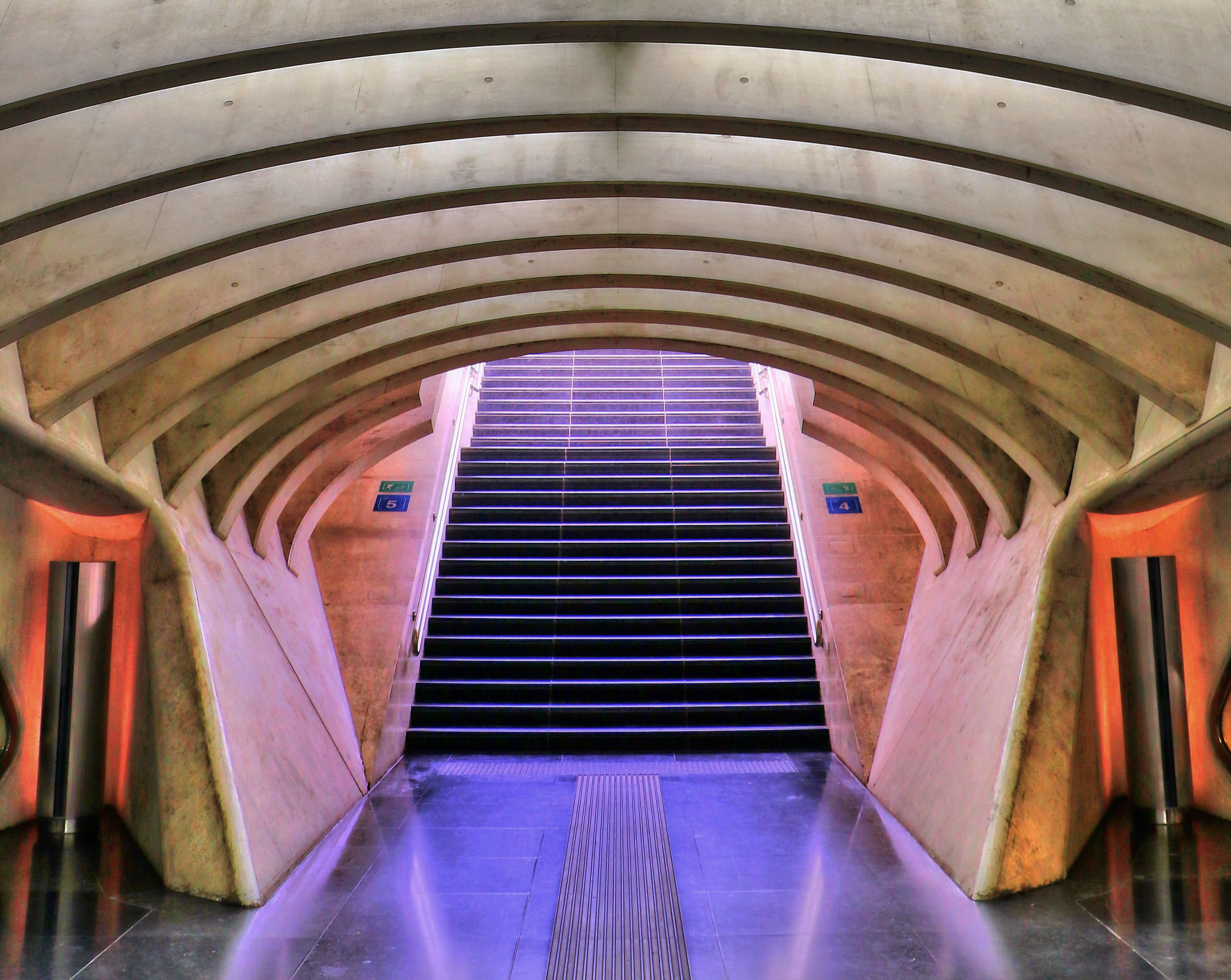 subway system, building, direction, staircase, transportation, 2K, modern, empty, day, indoors, ceiling, steps and staircases, tunnel, architecture, arched, HD Wallpaper