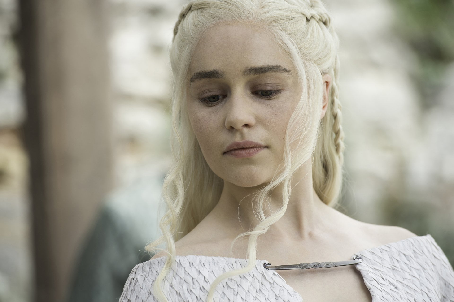 one person, Daenerys Targaryen, day, contemplation, close-up, outdoors, looking, human hair, Emilia Clarke, blond hair, young adult, TV Show, daenerys, HD Wallpaper