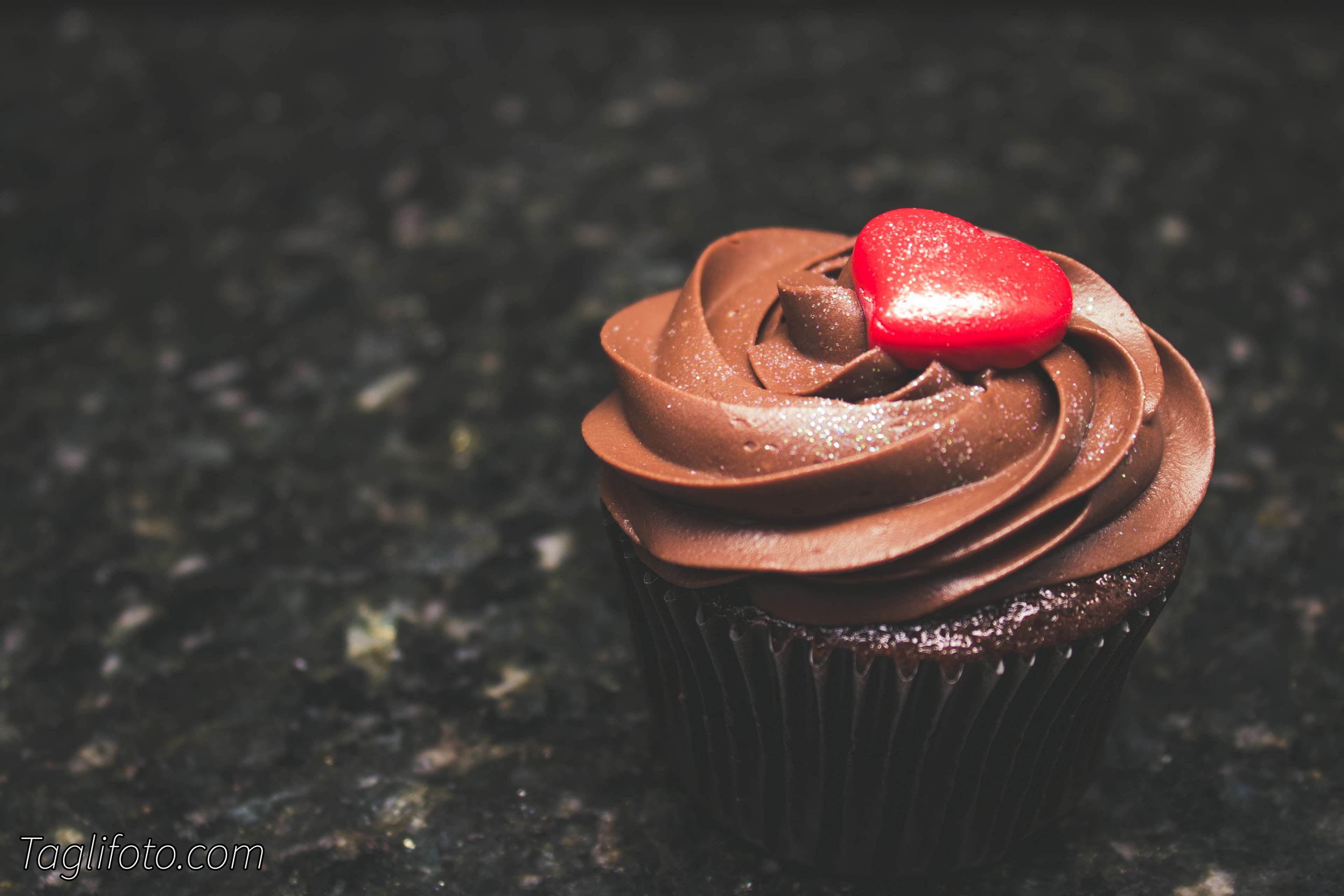 food and drink, cupcakes de chocolate, papel de parede preta, focus on foreground, ready-to-eat, unhealthy eating, baked, sweet food, bolinho, coraco, indulgence, HD Wallpaper
