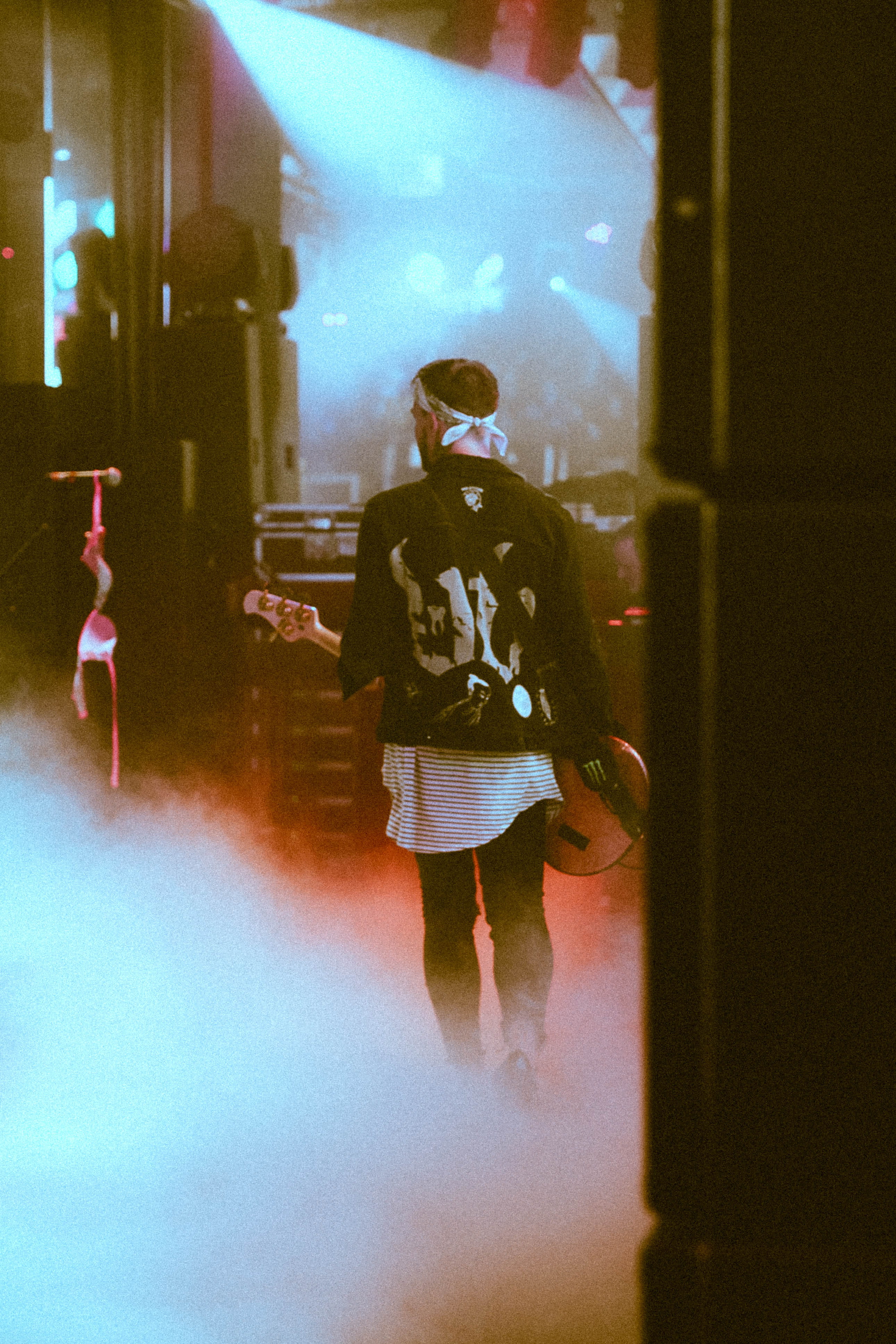 illuminated, male, stage, bass, musician, people, rock and roll, standing, night, indoors, bassist, nightlife, microphone, holding, adult, lifestyles, togetherness, Phone HD Wallpaper
