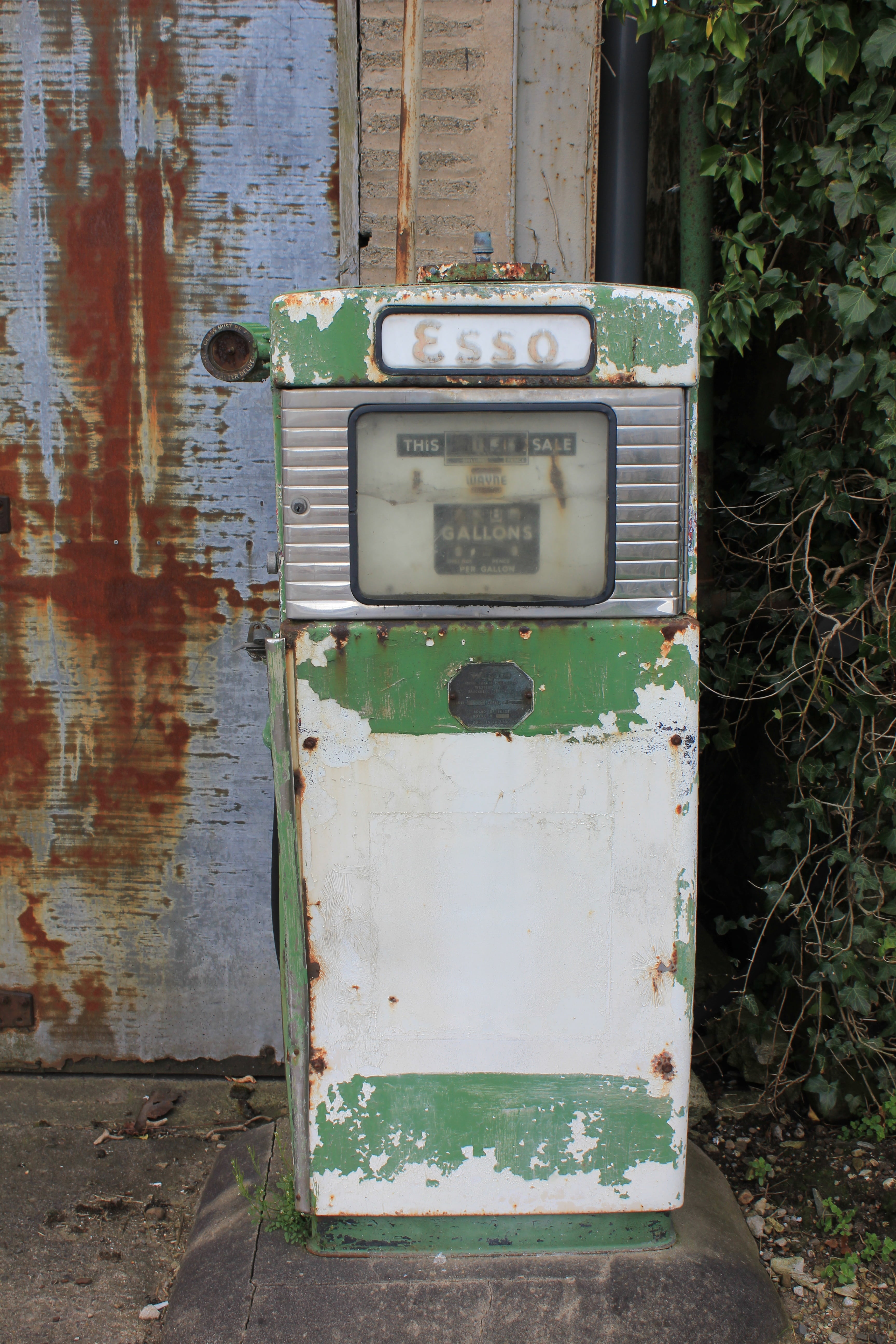 obsolete, metal, decline, old, communication, fuel pump, esso, fuel, benzine, deterioration, damaged, power supply, 5K, no people, weathered, gasoline, Phone HD Wallpaper