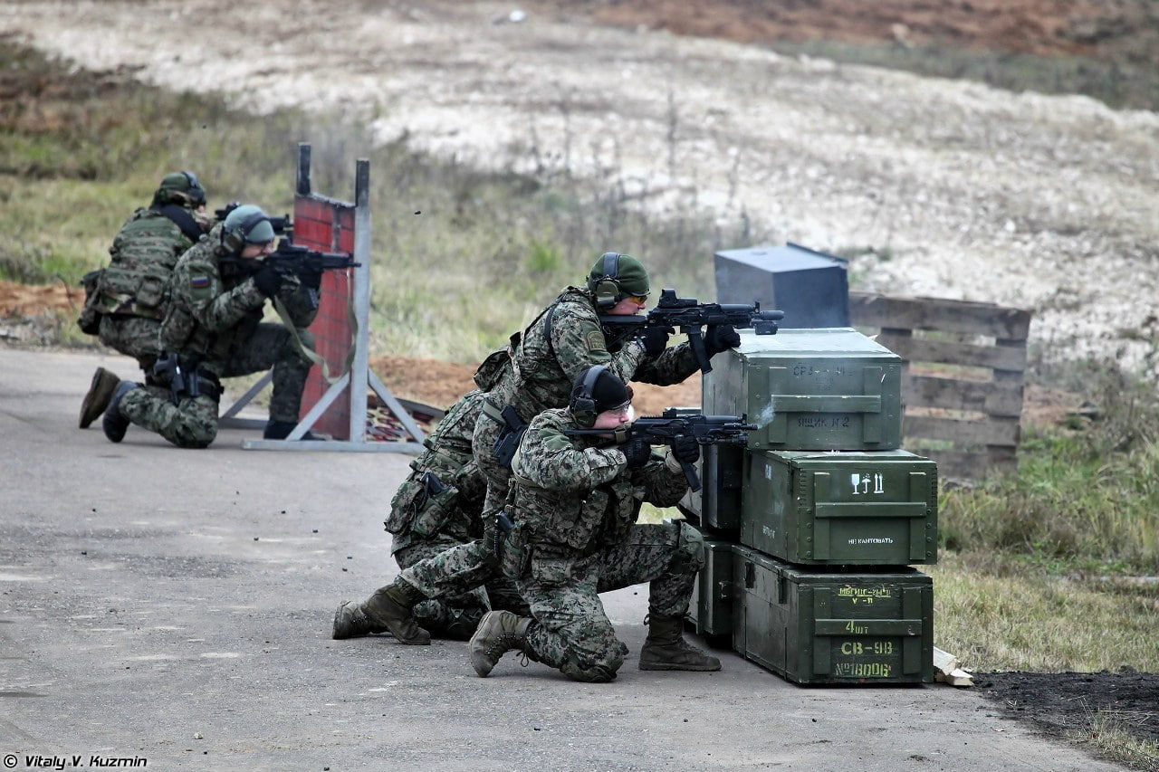 fighting, holding, people, outdoors, government, shooting a weapon, soldier, conflict, rifle, weapon, army, security, aiming, 720P, day, guarding, uniform, HD Wallpaper