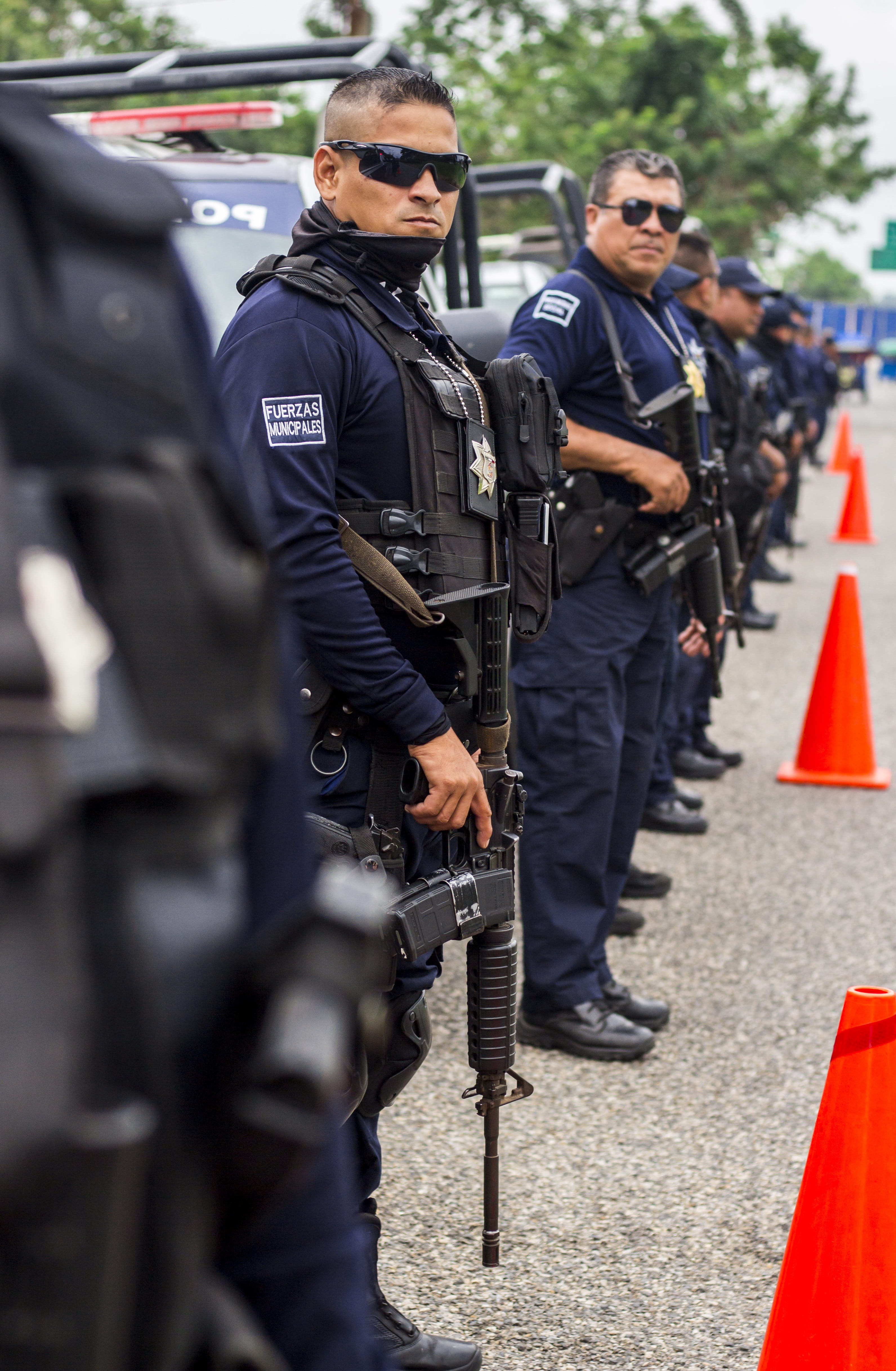 safety, gun, insurance, in a row, real people, standing, responsibility, city, security, group of people, outdoors, police force, dom, protection, shoot, Phone HD Wallpaper