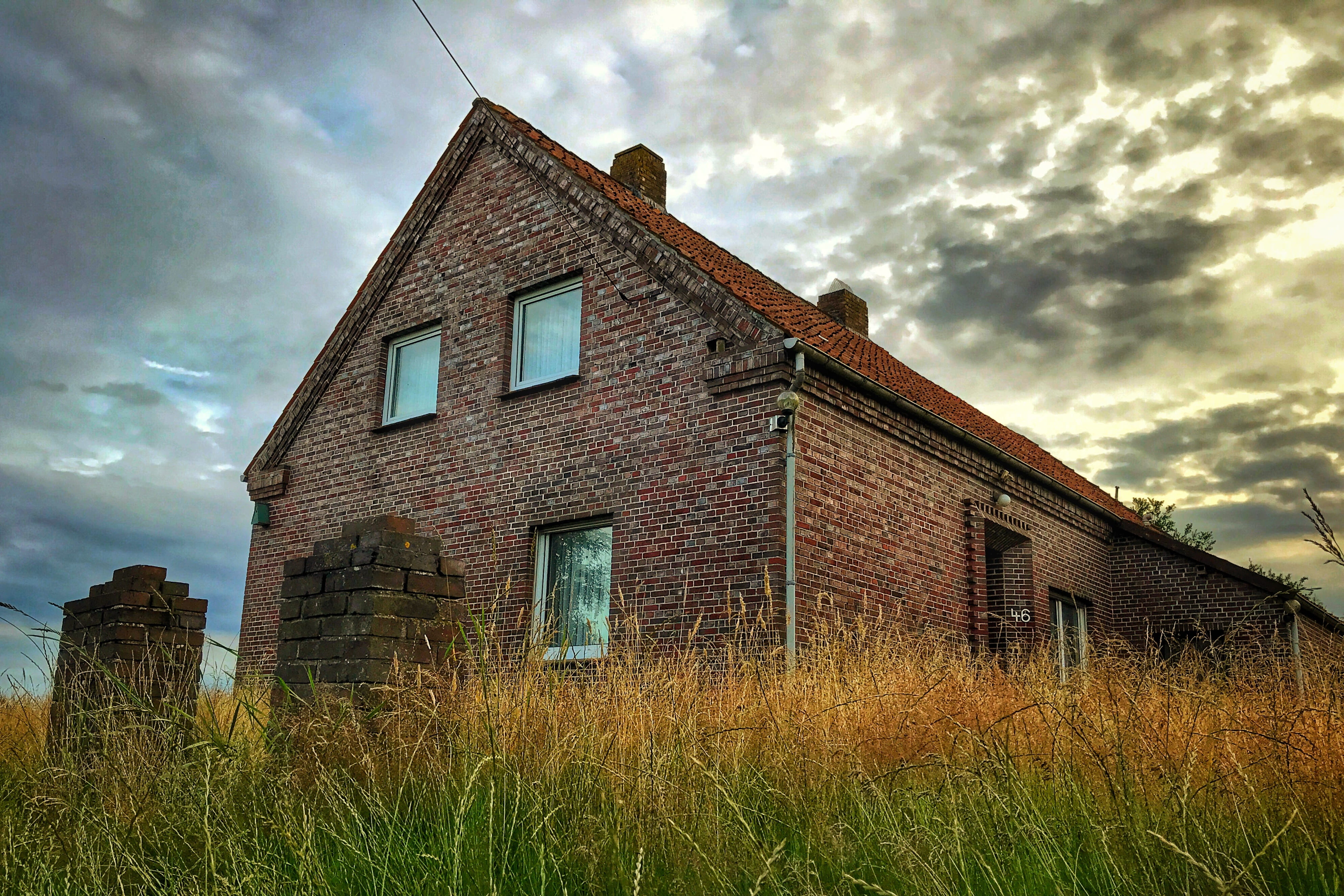 house, wall, built structure, residential district, 4K, hdr, run-down, rural scene, grass, outdoors, architecture, cloud - sky, old, plant, northern germany, HD Wallpaper