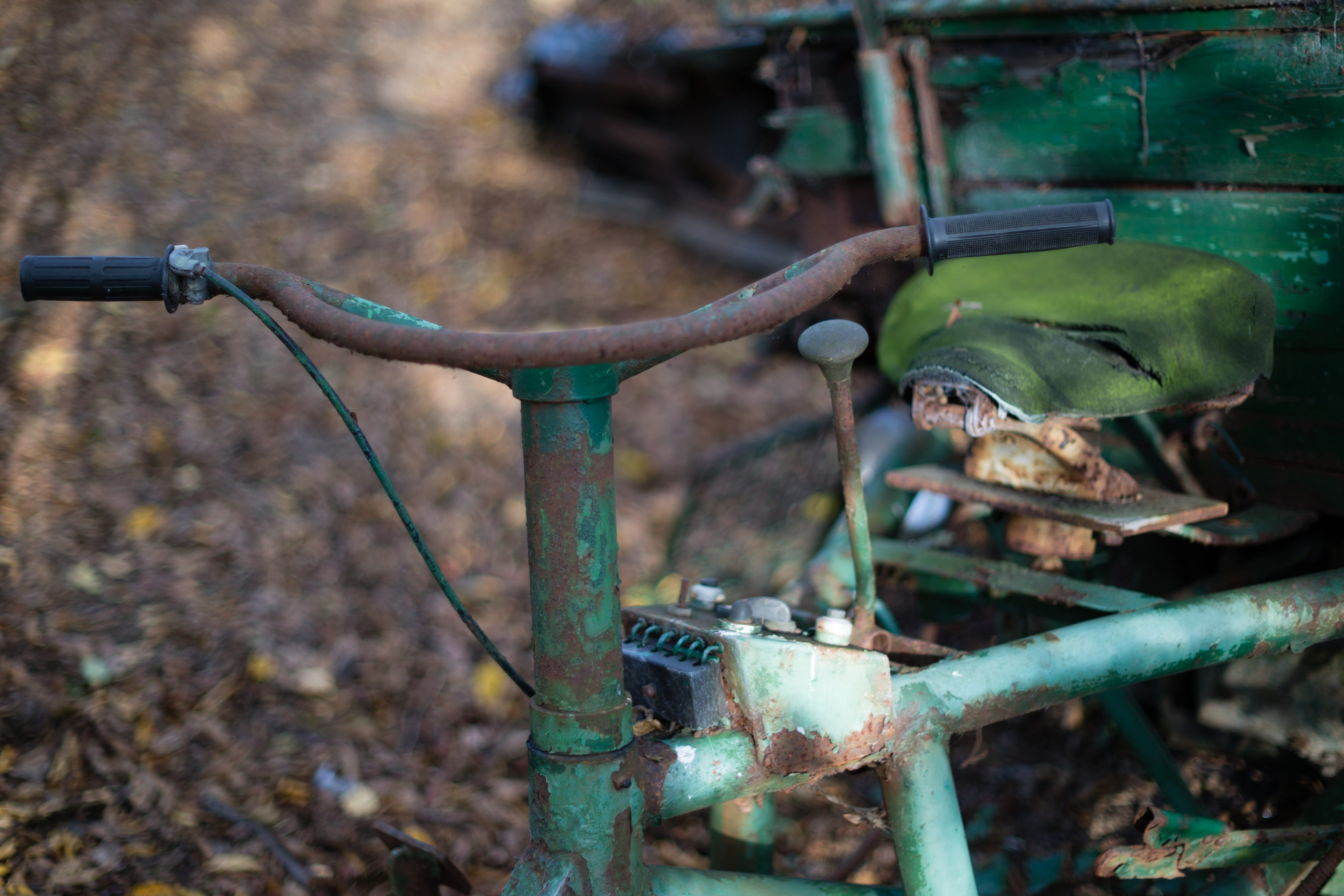bike, corroded, transportation, motorcycle, 5K, tree, metal, focus on foreground, motorbike, vintage, outdoors, close-up, food, worn, nostalgia, obsolete, HD Wallpaper