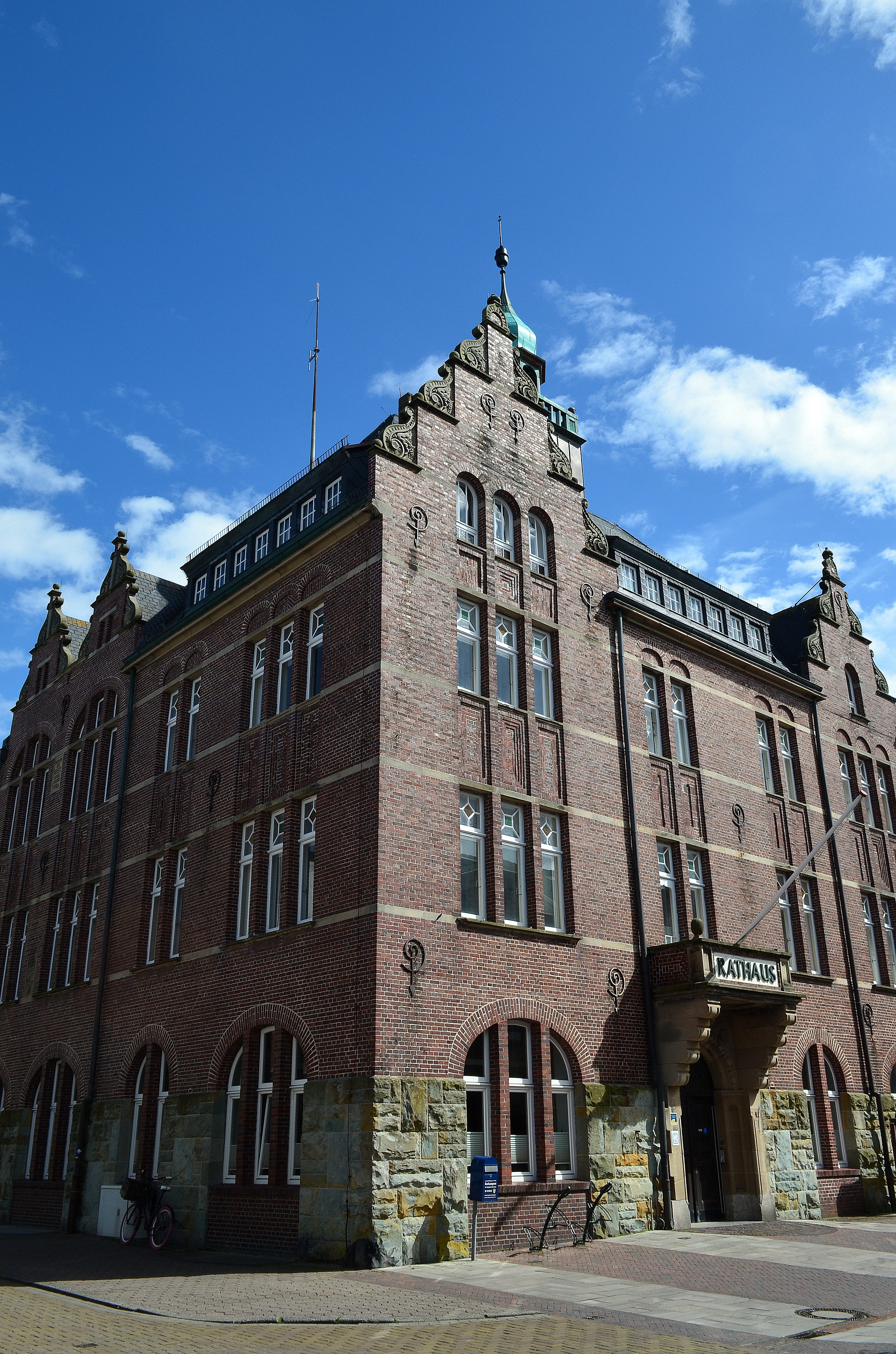 town hall, architecture, sunlight, no people, travel destinations, 4K, building exterior, city, cloud - sky, day, north sea, blue, island, old, arch, borkum, Phone HD Wallpaper
