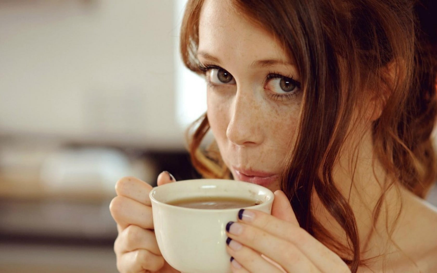 food and drink, Charlotte Herbert, coffee - drink, contemplation, freckles, beautiful woman, drink, holding, face, hairstyle, young adult, looking at viewer, HD Wallpaper