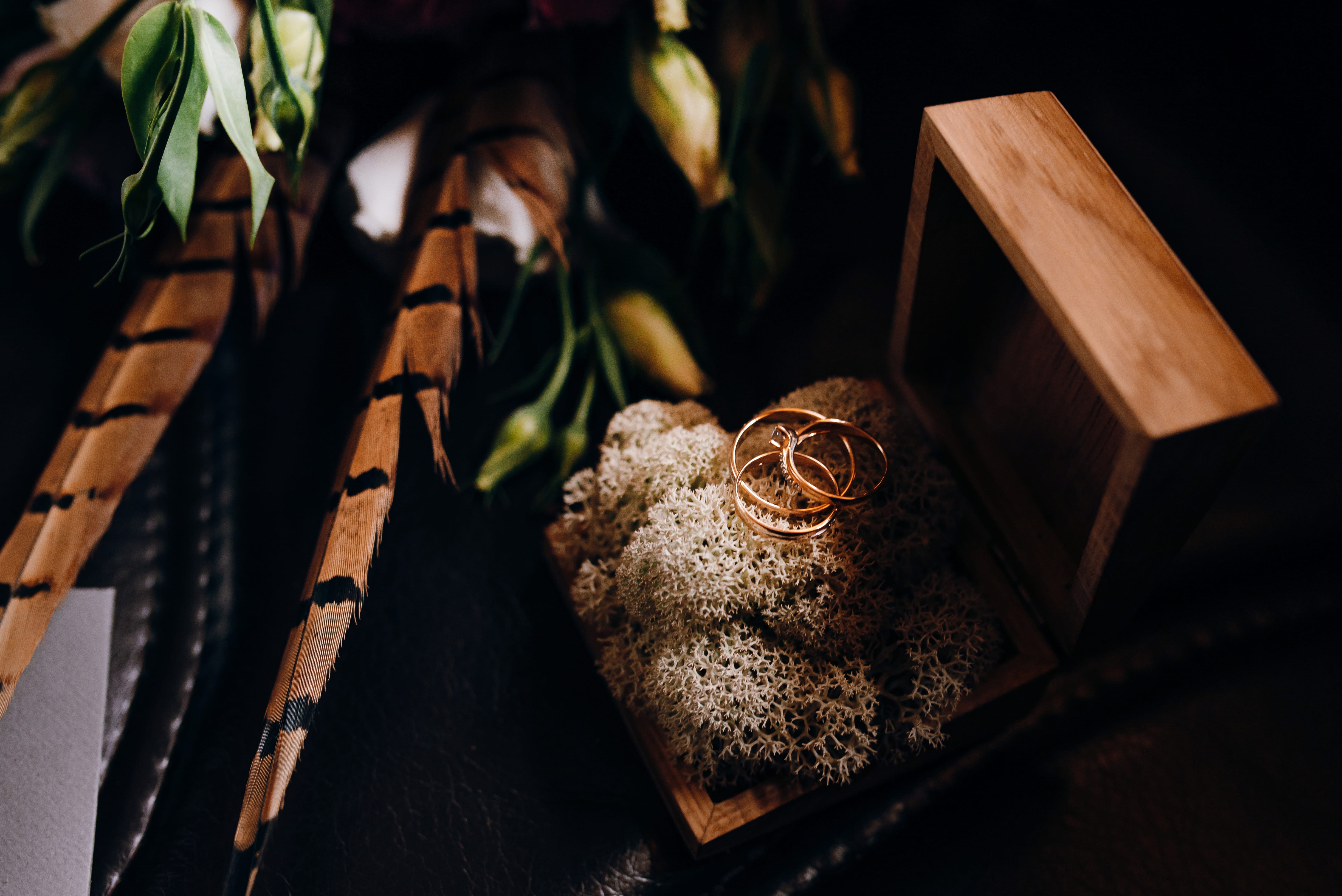 celebration, box, gift, groom, three, old-fashioned, focus, jewellery, rings, wood - Material, bouquet, colored, 4K, close-up, backgrounds, wedding, box - Container, HD Wallpaper