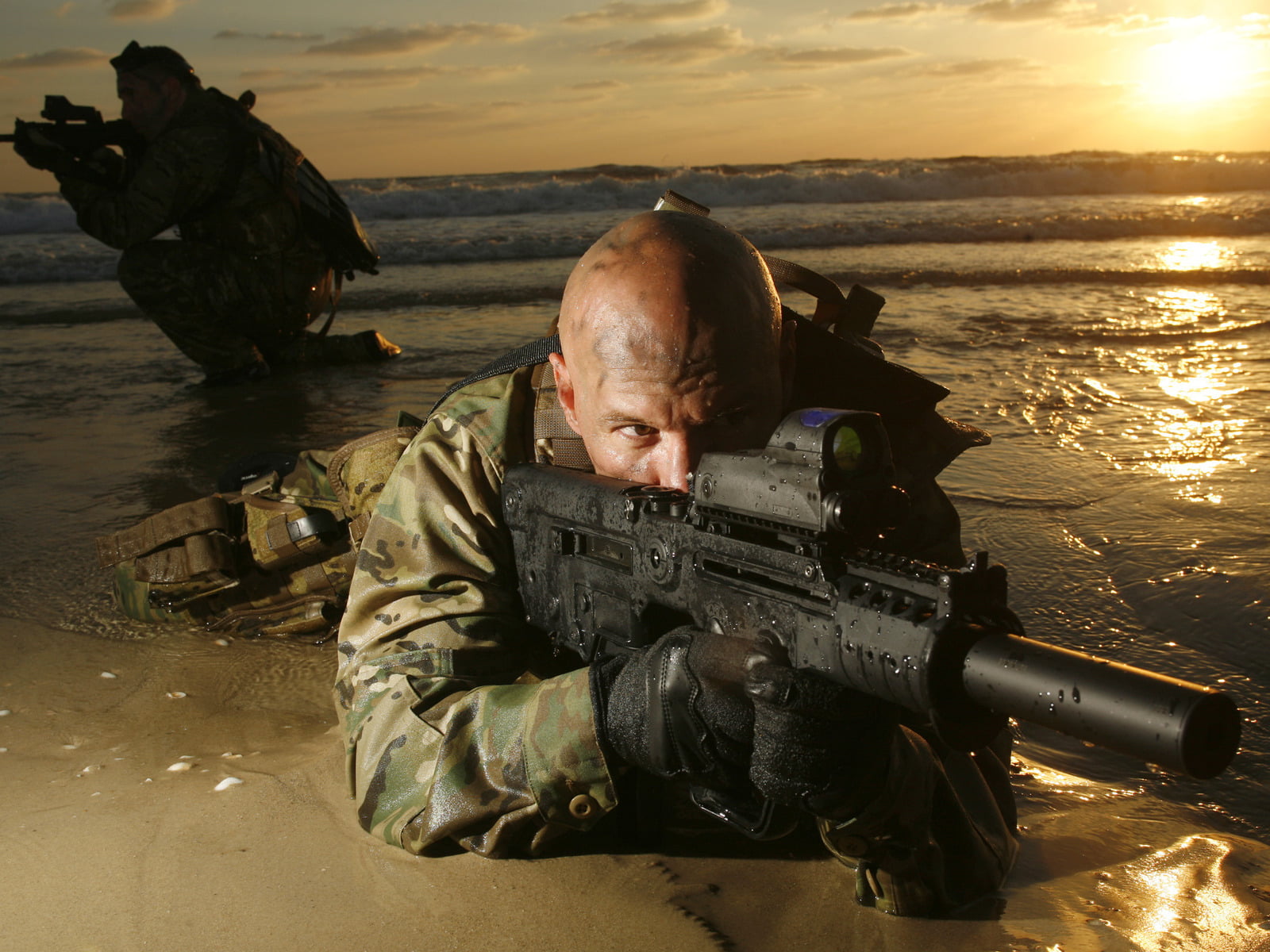 nature, gun, sea, army, War and Army, land, beach, portrait, sunset, military, camouflage, uniform, weapon, ocean, adult, water, soldier, green, clothing, HD Wallpaper