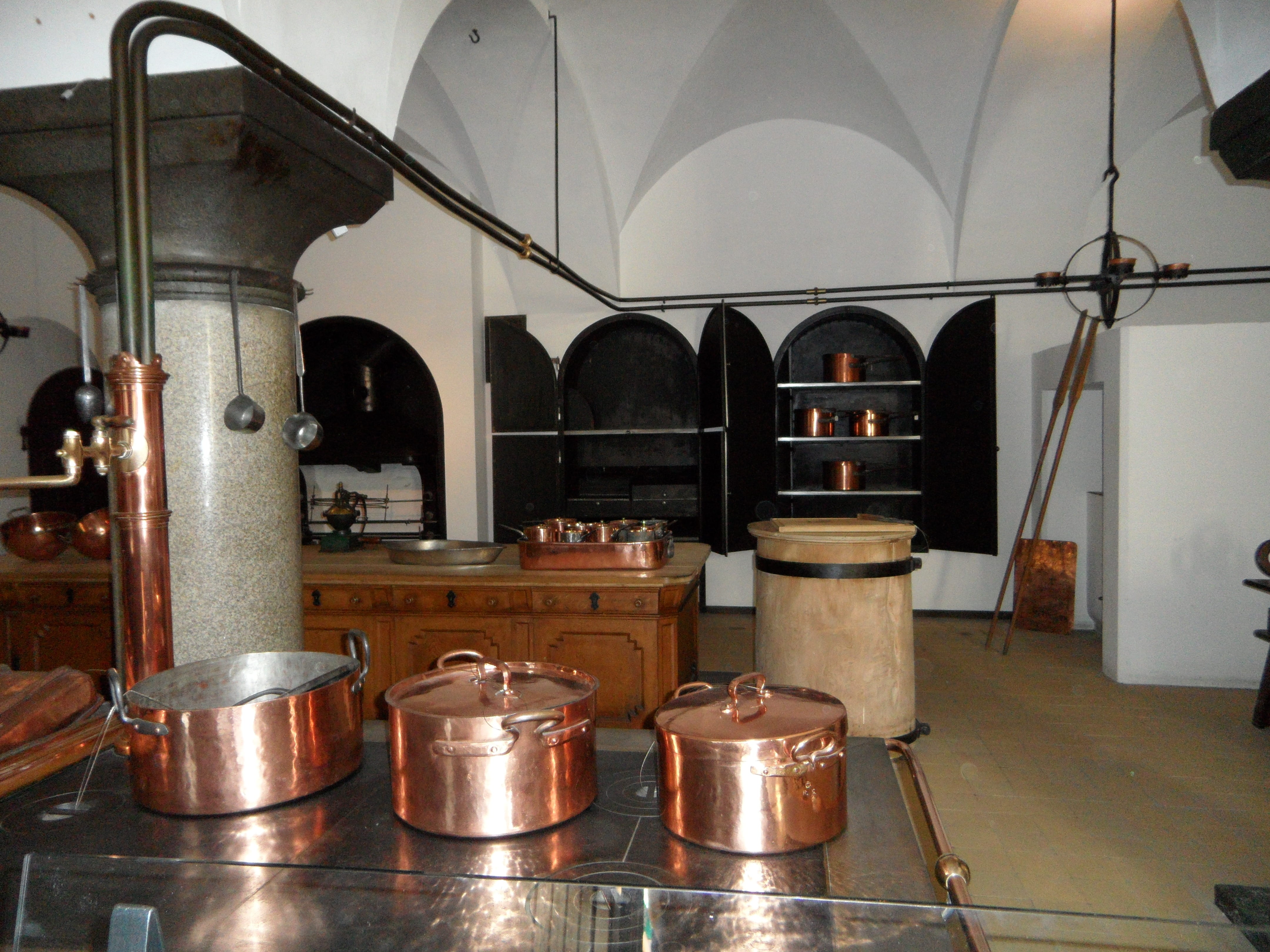 saucepan, museum, food and drink, household equipment, container, old, architecture, cooking pan, 4K, restaurant, museum kitchen, appliance, indoors, domestic kitchen, HD Wallpaper