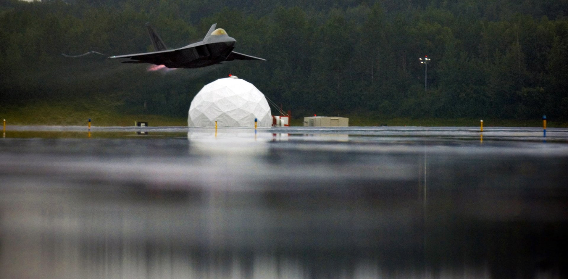focus on background, Lockheed Martin F-22 Raptor, 1080P, mode of transportation, lake, outdoors, plant, airplane, day, nature, reflection, air vehicle, HD Wallpaper