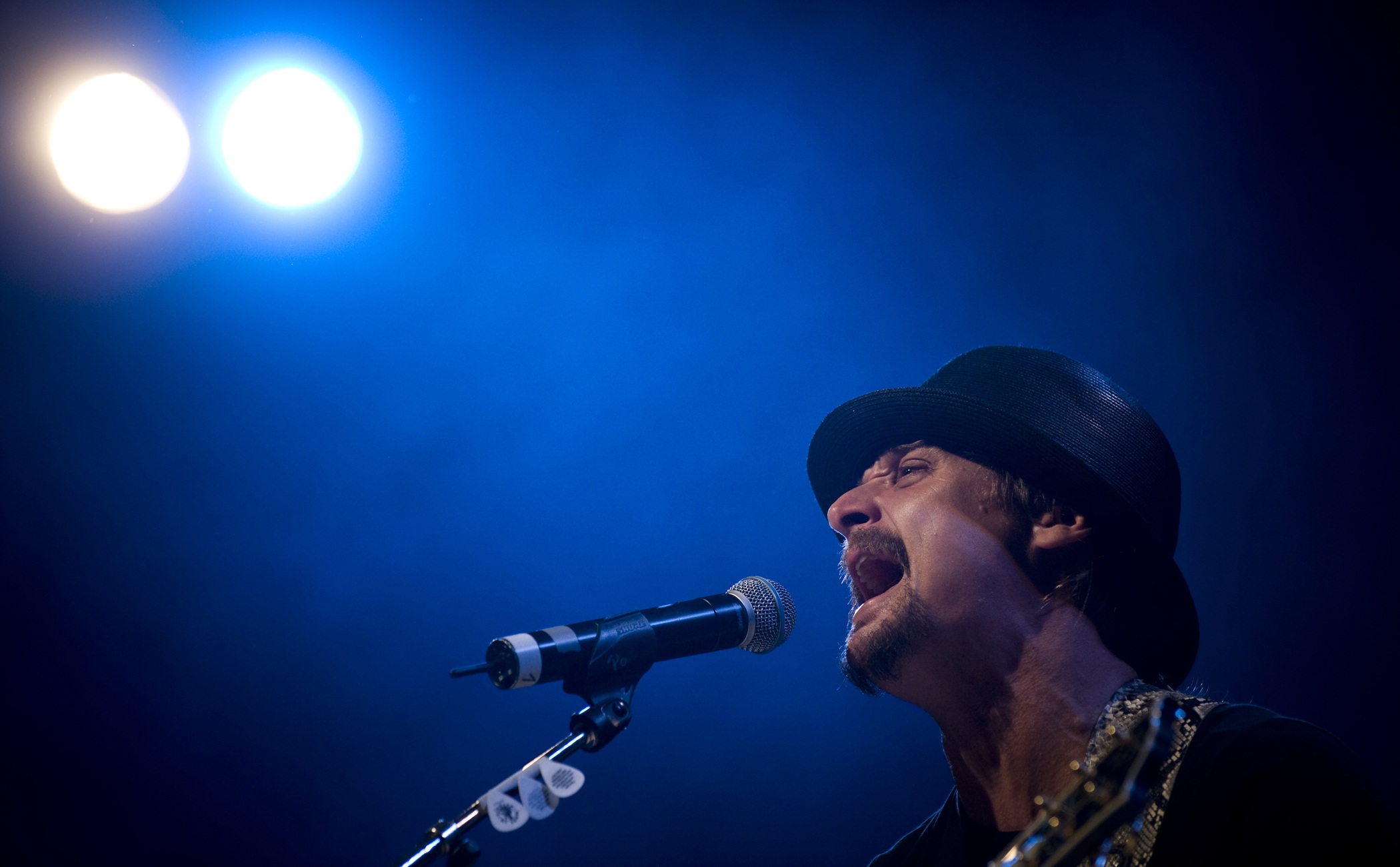singer, performer, young adult, mouth open, songwriter, kid rock, producer, input device, one person, selective, focus, artist, guitar, entertainment, performance, HD Wallpaper