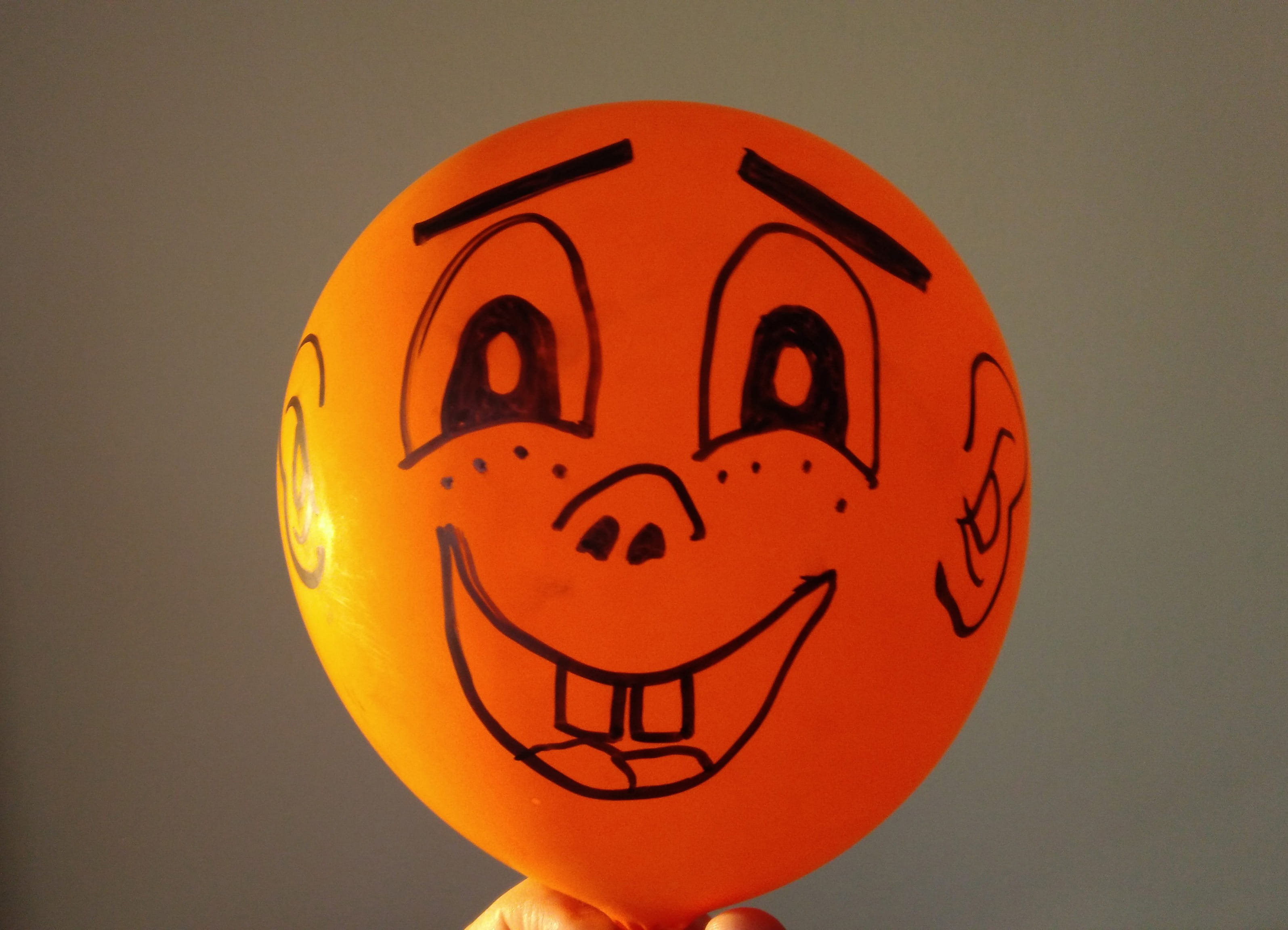 smiling, baloon, desenhado à mão, sphere, musical instrument, representation, studio shot, art and craft, 2K, face, single object, cara, anthropomorphic smiley face, HD Wallpaper