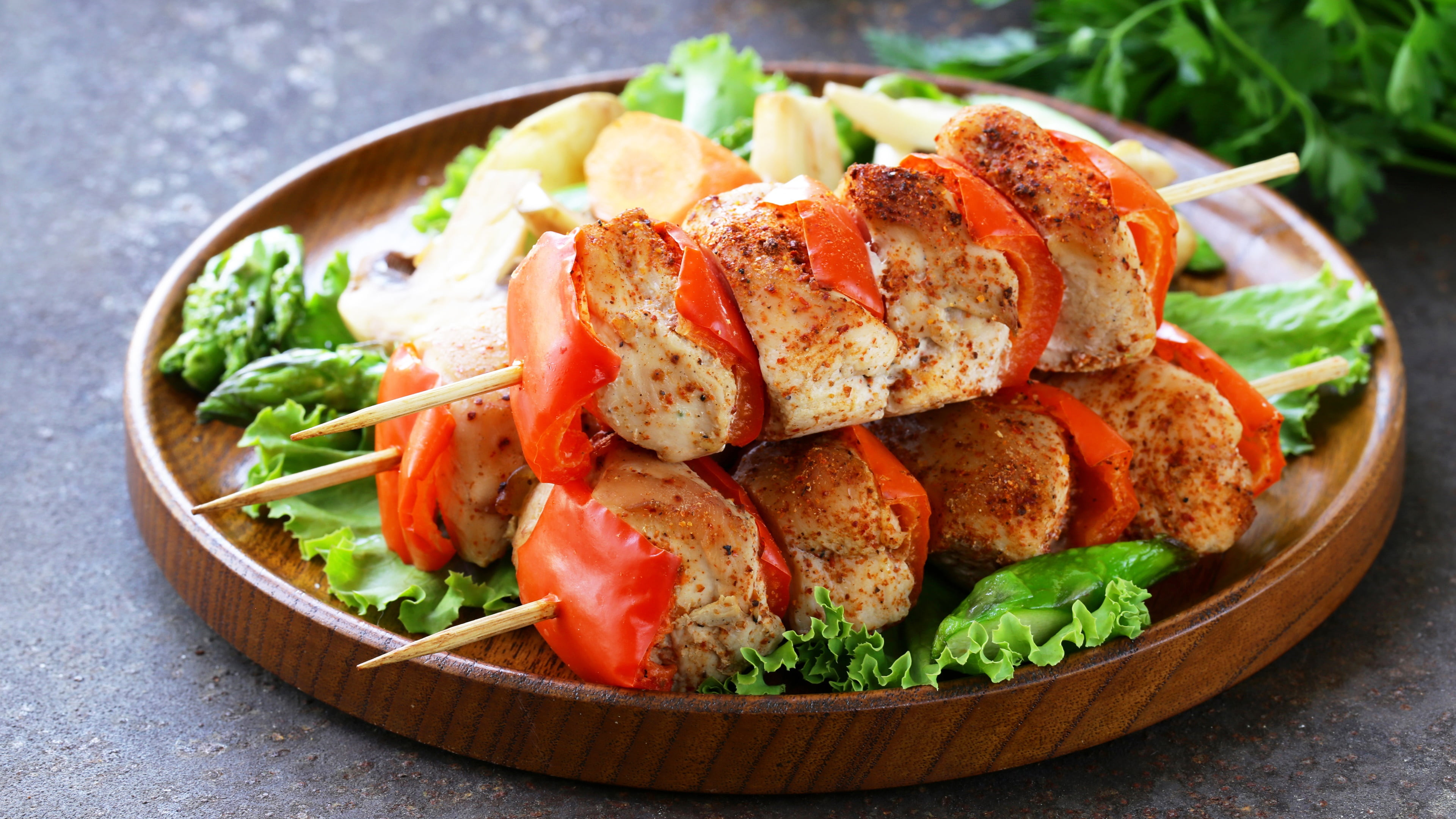 kebab, chicken breast, chicken, herb, studio shot, shashlik, lettuce, cuisine, vegetarian food, tomato, fruit, meat, ready-to-eat, 4K, wellbeing, dinner, HD Wallpaper