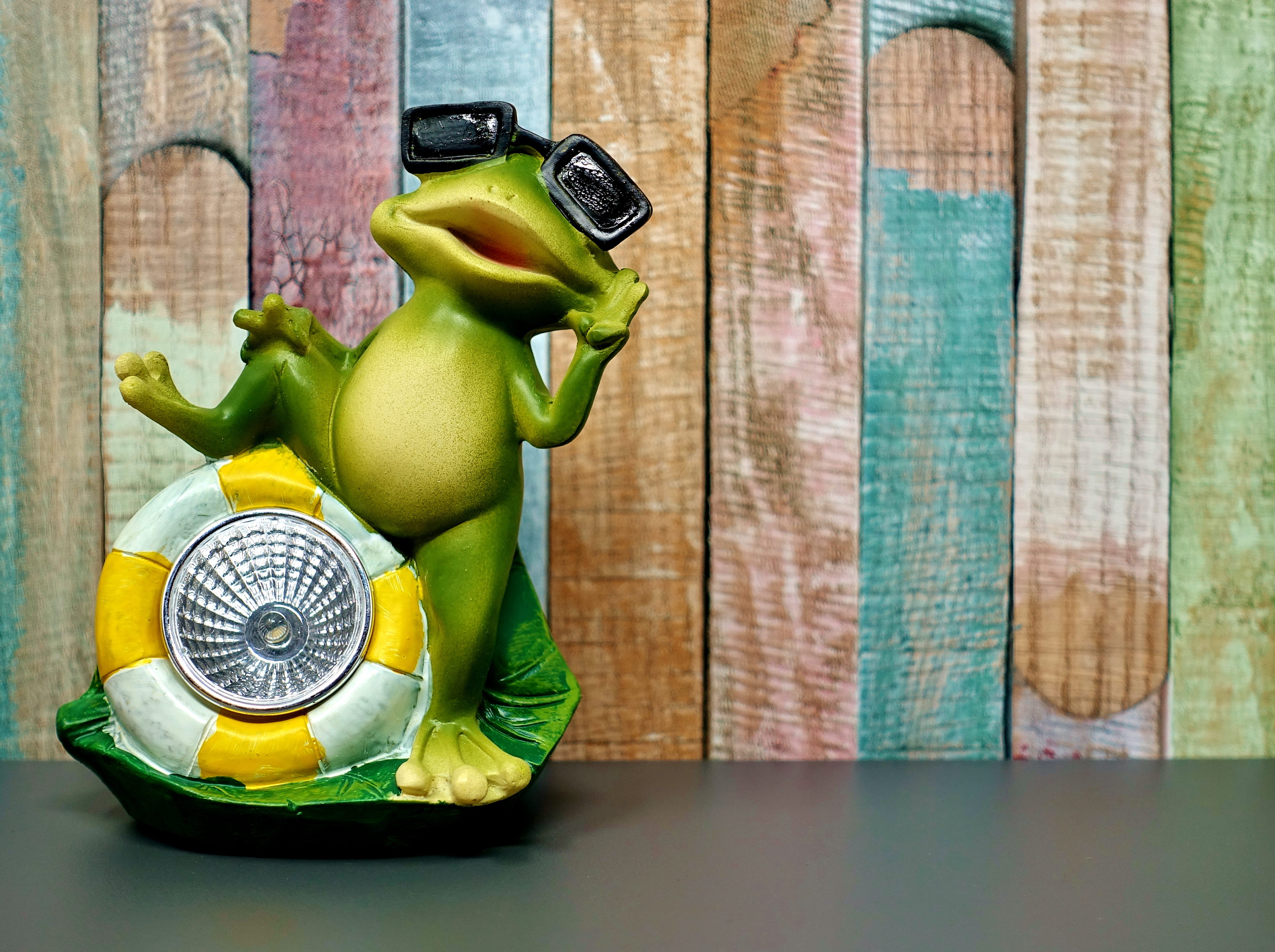 day, figures, green, wall - building feature, wood - material, yellow, gray, freshness, still life, table, healthy eating, frogs, food, food and drink, HD Wallpaper