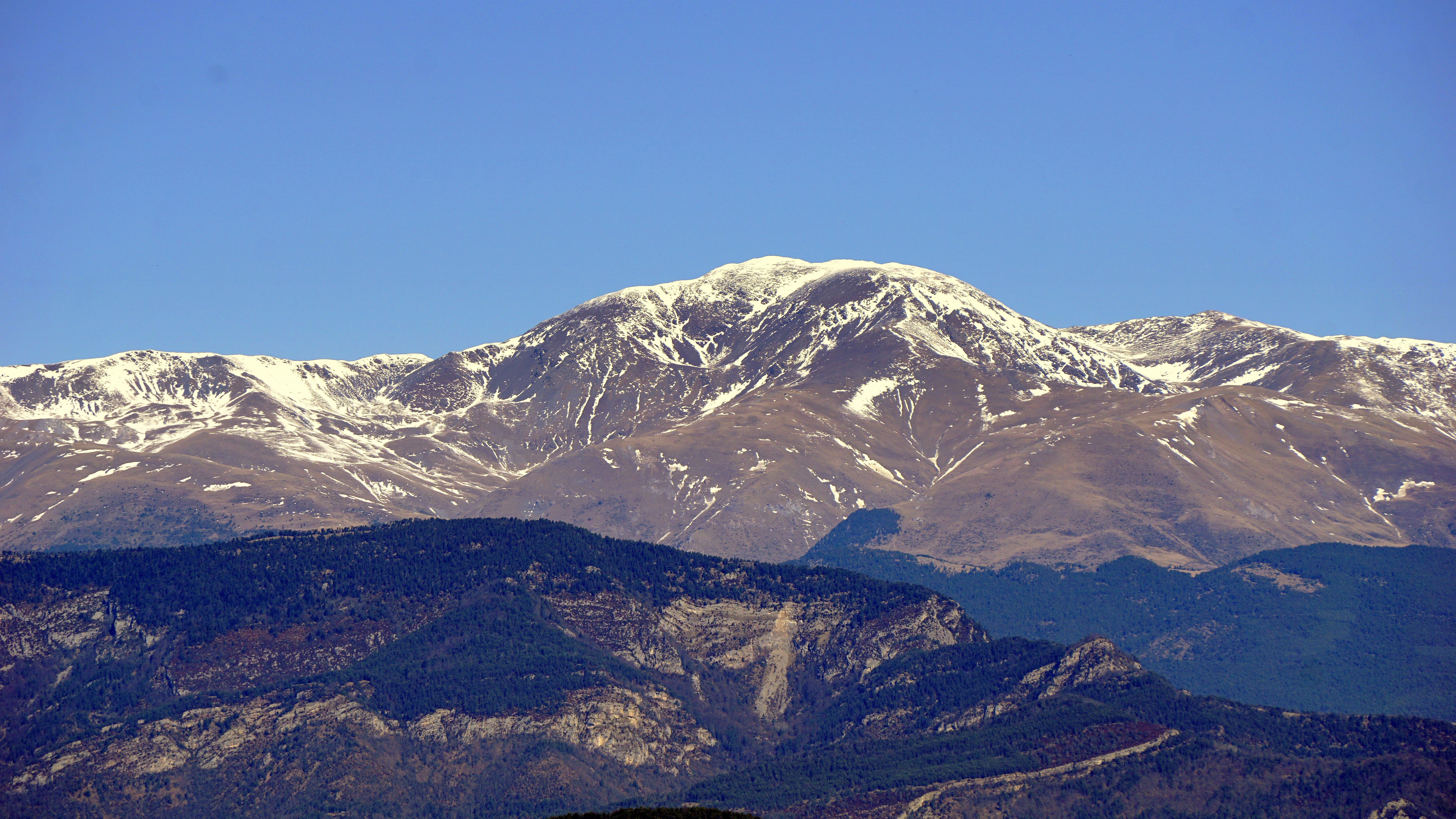 5K, no people, the puigmal, snowy mountain, land, outdoors, sky, mountain peak, tranquil scene, mountain, cold temperature, semi-arid, clear sky, beauty in nature, HD Wallpaper