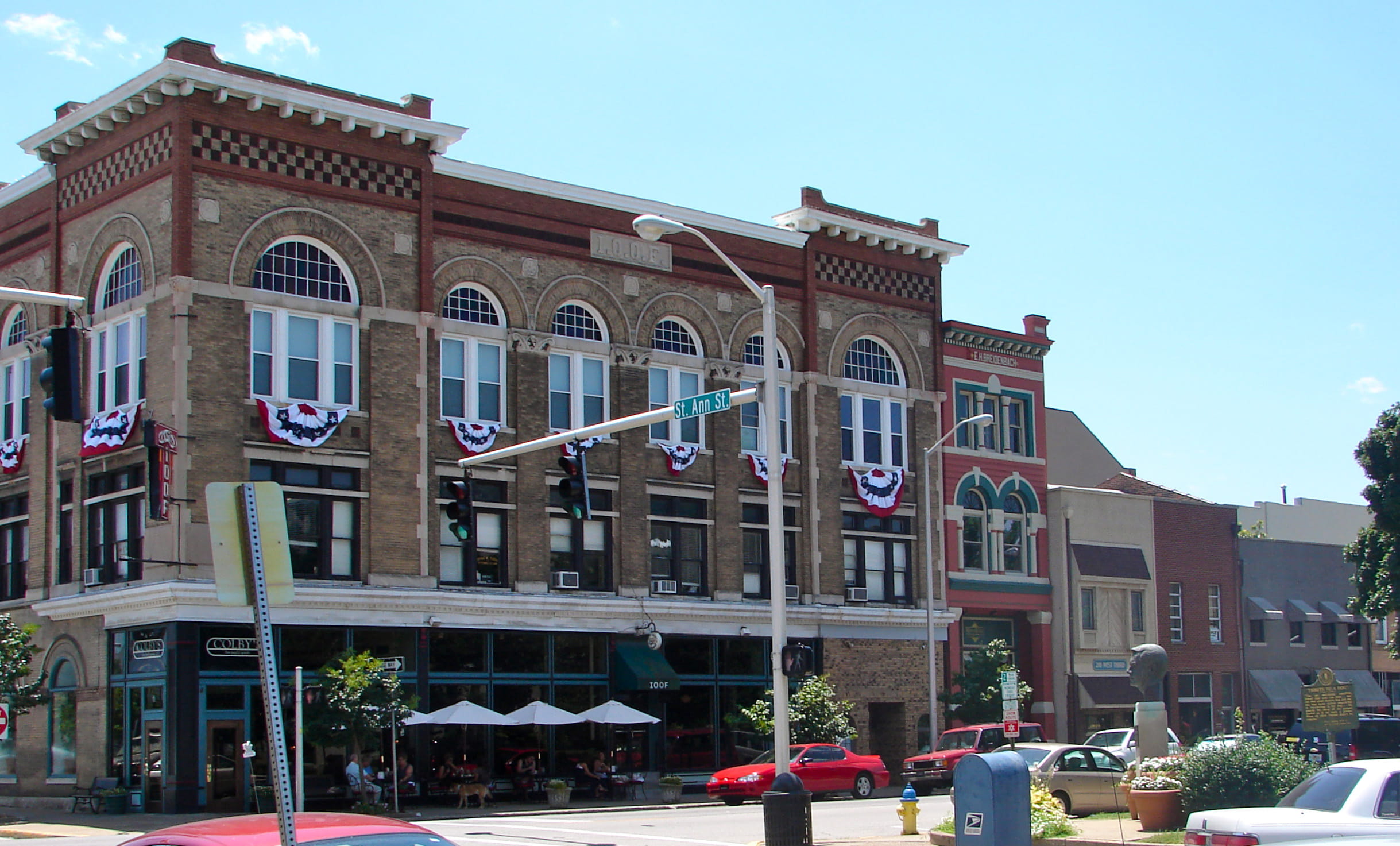 kentucky, uSA, owensboro, public domain, 1080P, arch, outdoors, district, building Exterior, sunlight, buildings, window, street, flag, Historic District, HD Wallpaper