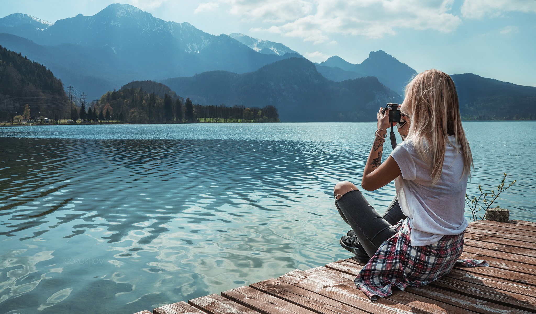 sitting, rear view, camera, women, long hair, model, Ivan Gorokhov, nature, blonde, 1080P, pier, torn jeans, mountains, lake, women outdoors, HD Wallpaper