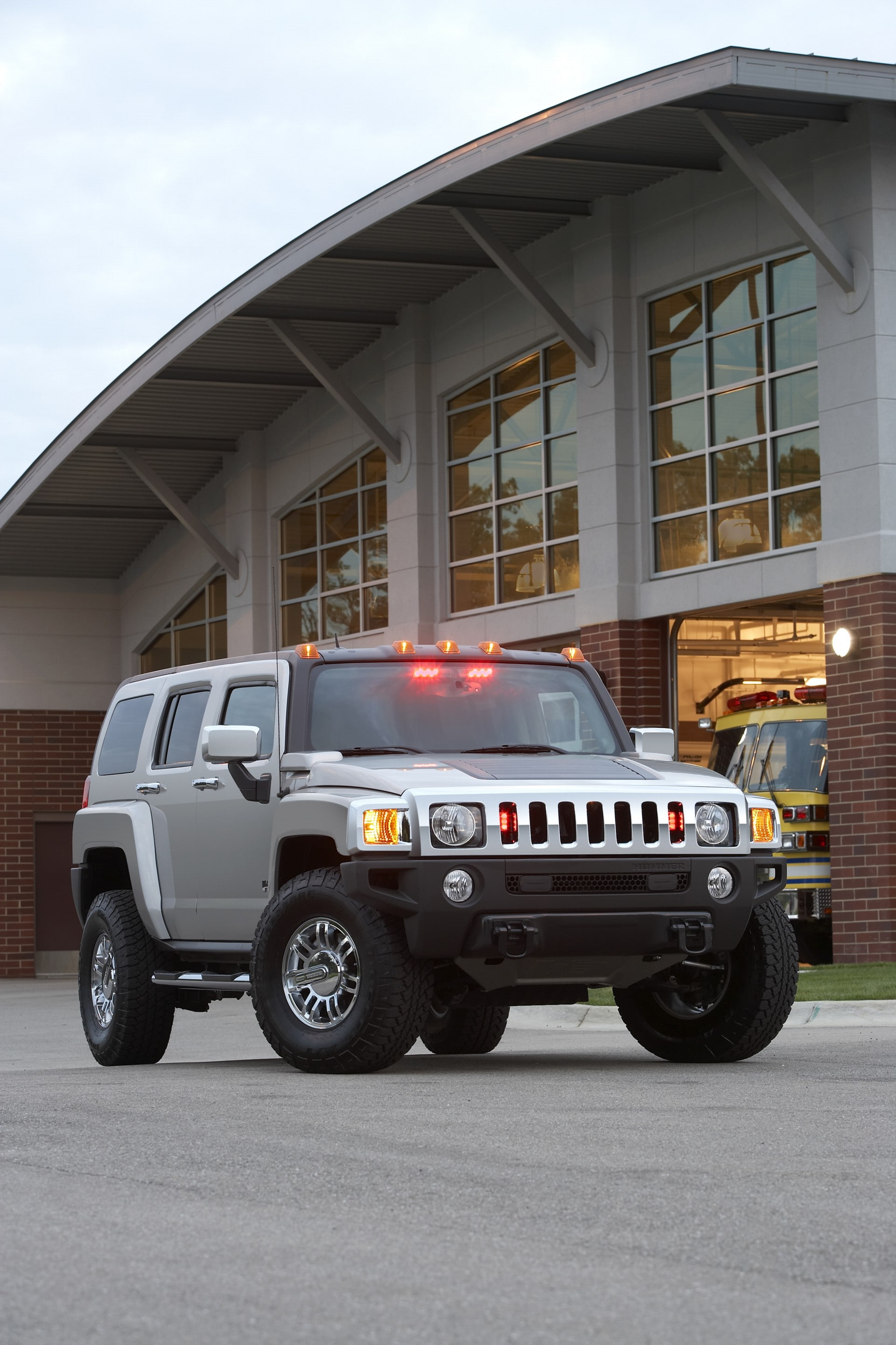 building, on the move, city, concept, motion, teenager, road, 2K, building exterior, wheel, manu, built structure, hummer, h, x, car, truck, mode of transportation, Phone HD Wallpaper
