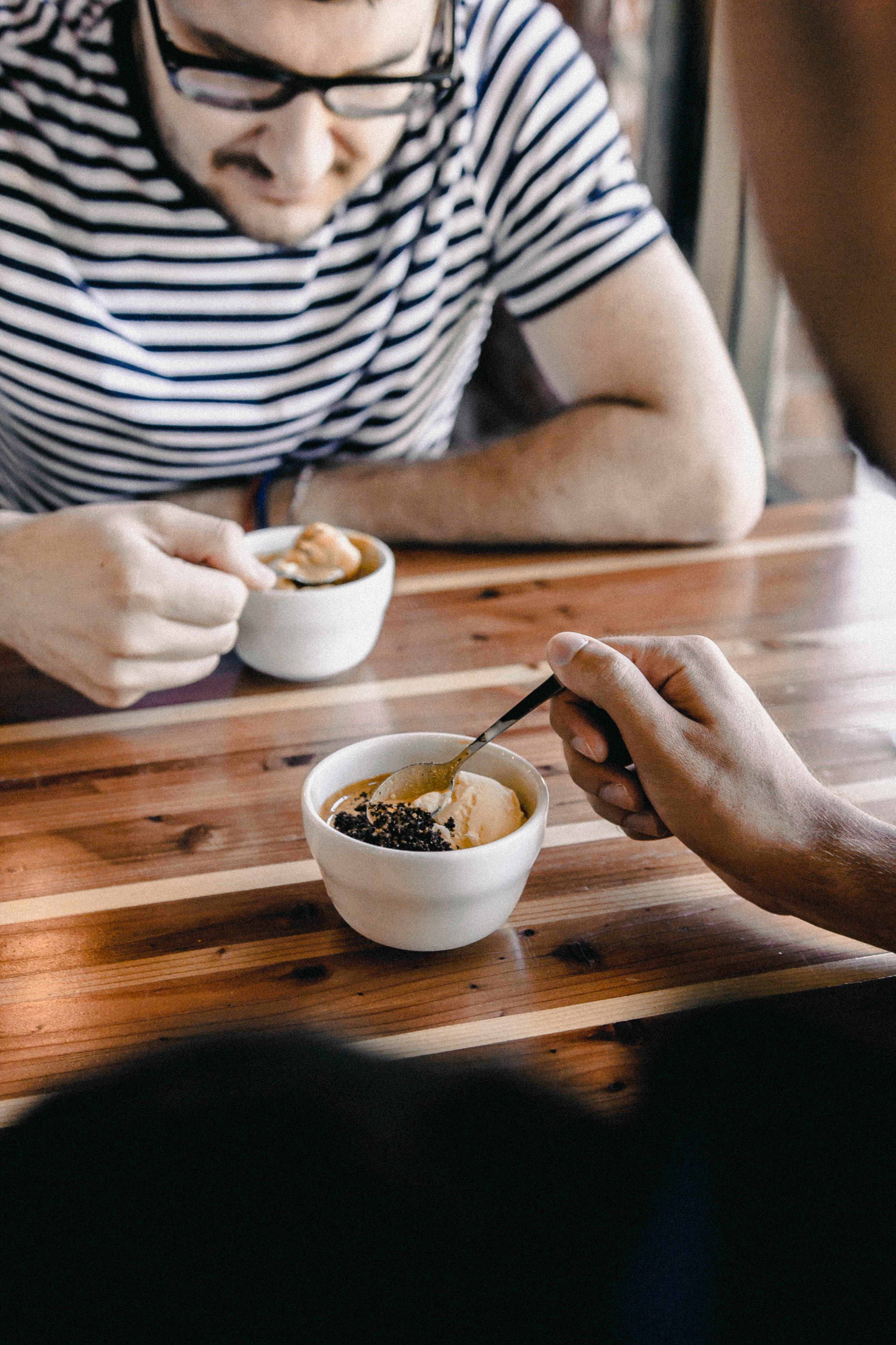 hardwood, human hand, restaurant, eating, one person, saucer, finger, leisure activity, mug, 5K, lifestyles, striped, table, food and drink, pottery, seasoning, Phone HD Wallpaper