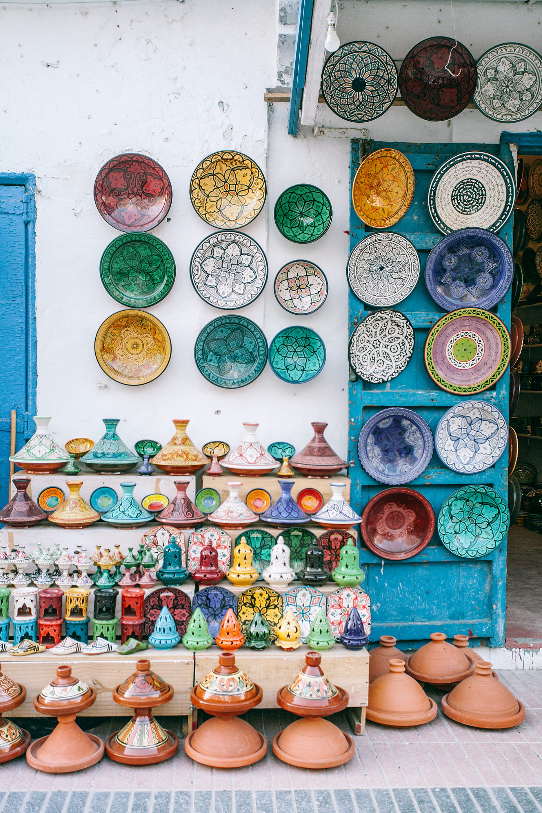retail, 2K, one person, bazaar, meal, plate rack, pot, wall, decorative, variation, china cabinet, porcelain, large group of objects, high angle view, Phone HD Wallpaper