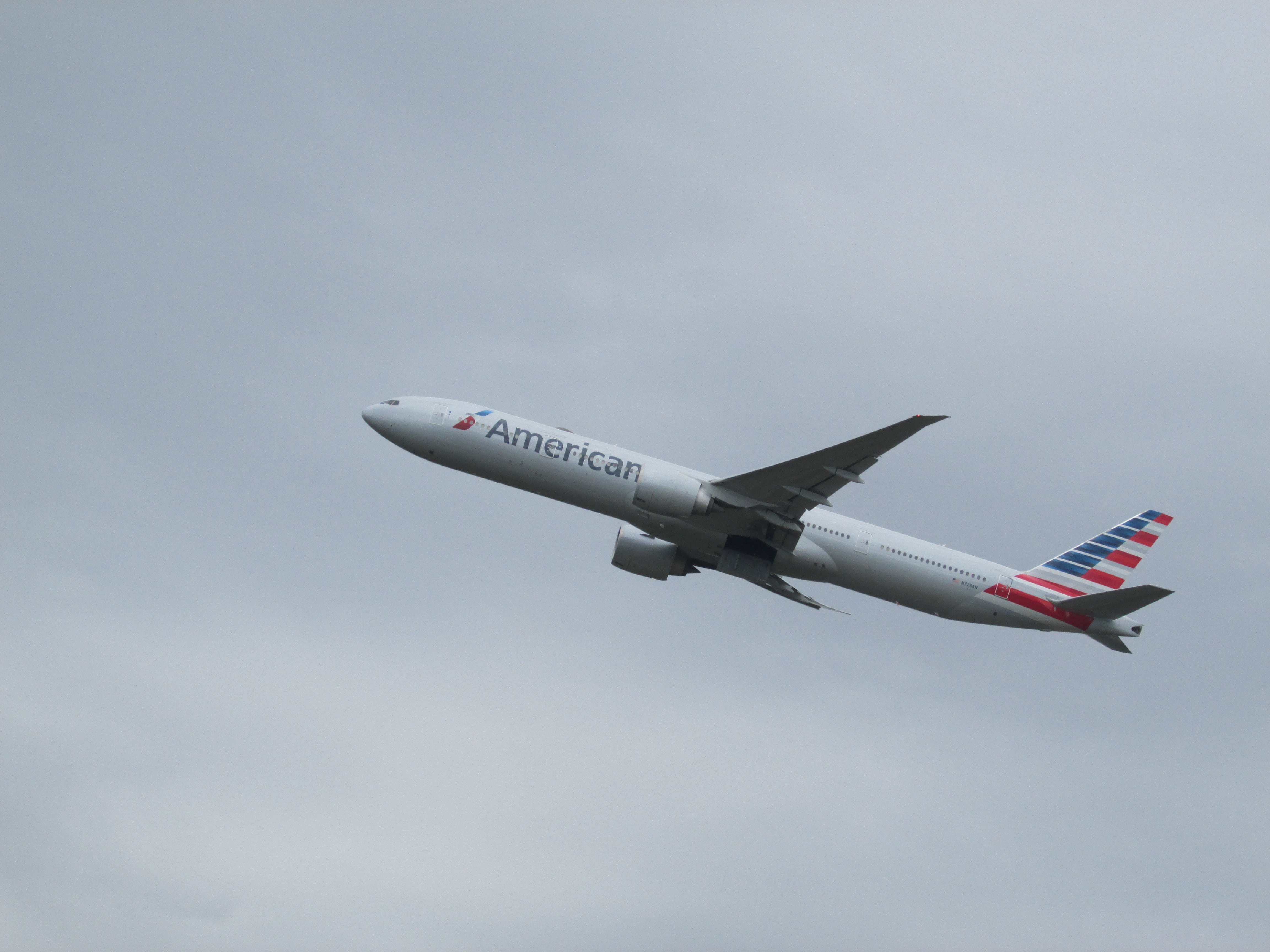 mid-air, air Vehicle, heathrow, plane spotting, american airlines, take off, motion, flying, single object, airplane, copy space, cloud - sky, low angle view, HD Wallpaper