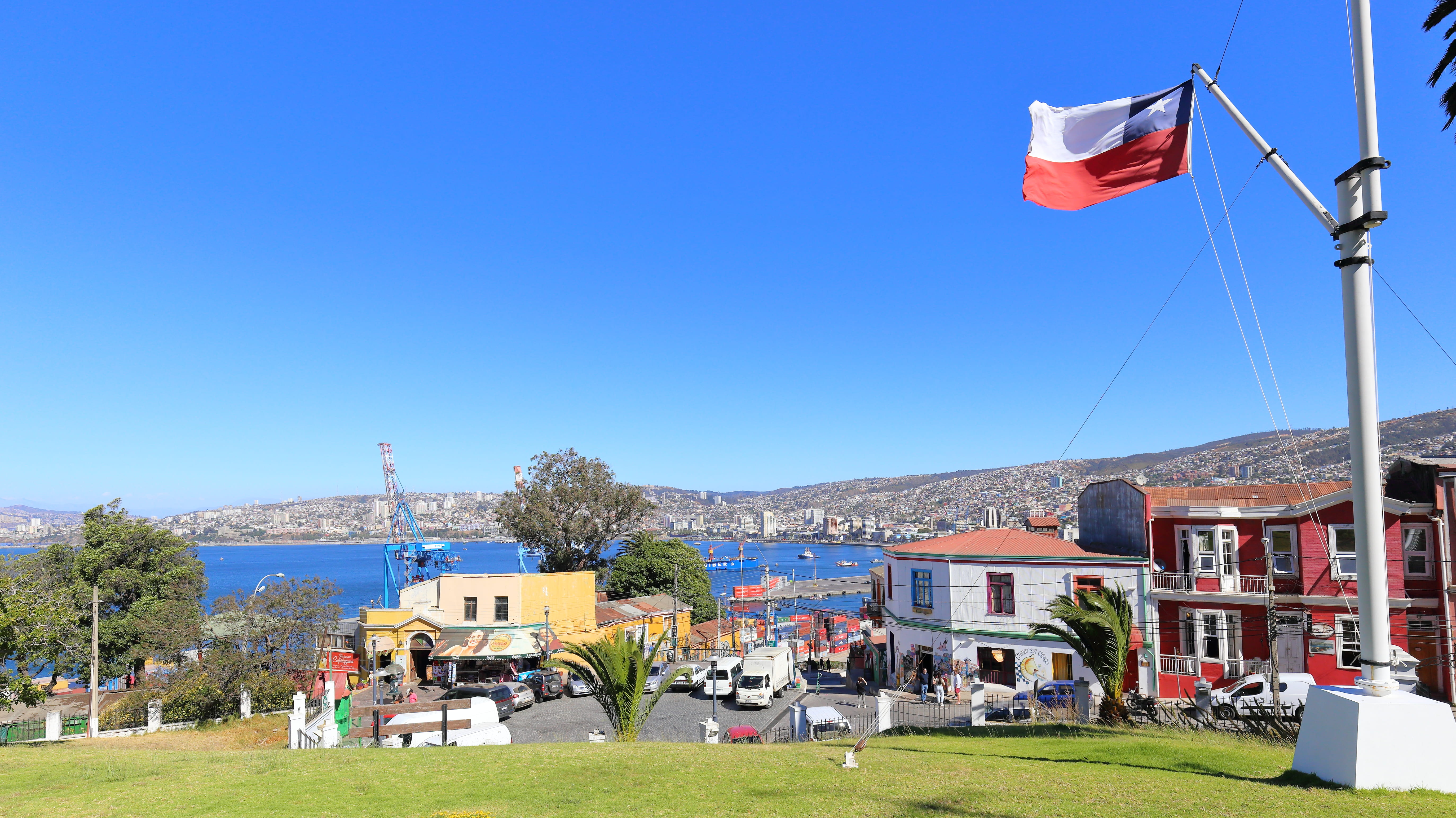motor vehicle, valparaioso, nature, clear sky, lawn, building exterior, sky, chile, vehicle, airplane, car, city, travel, human, architecture, flag, american flag, HD Wallpaper