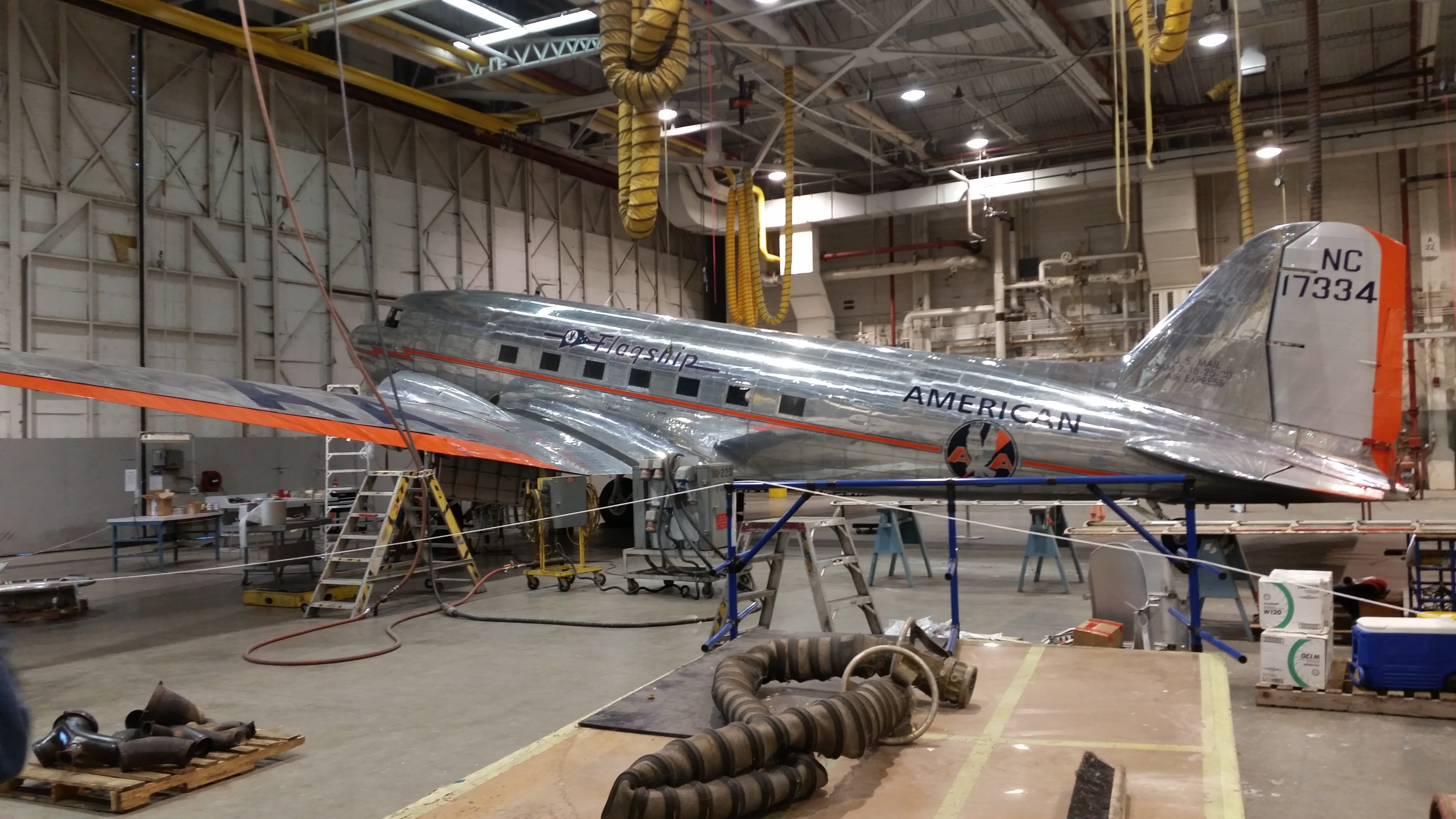 built structure, machinery, retro plane, technology, real people, travel, industry, american, silver, Aircraft, business, manufacturing, incidental people, HD Wallpaper