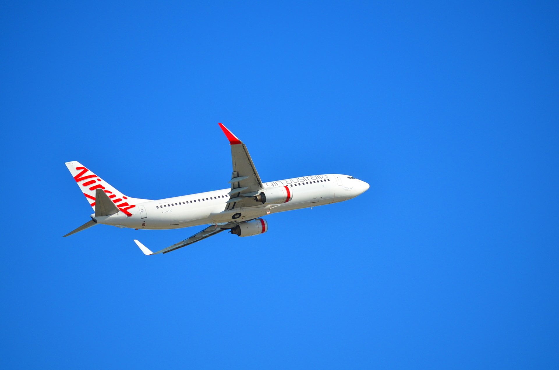 travel, white color, day, outdoors, sky, copy space, sunny, flying, nature, mid-air, Boeing, motion, blue, commercial airplane, transportation, no people, HD Wallpaper
