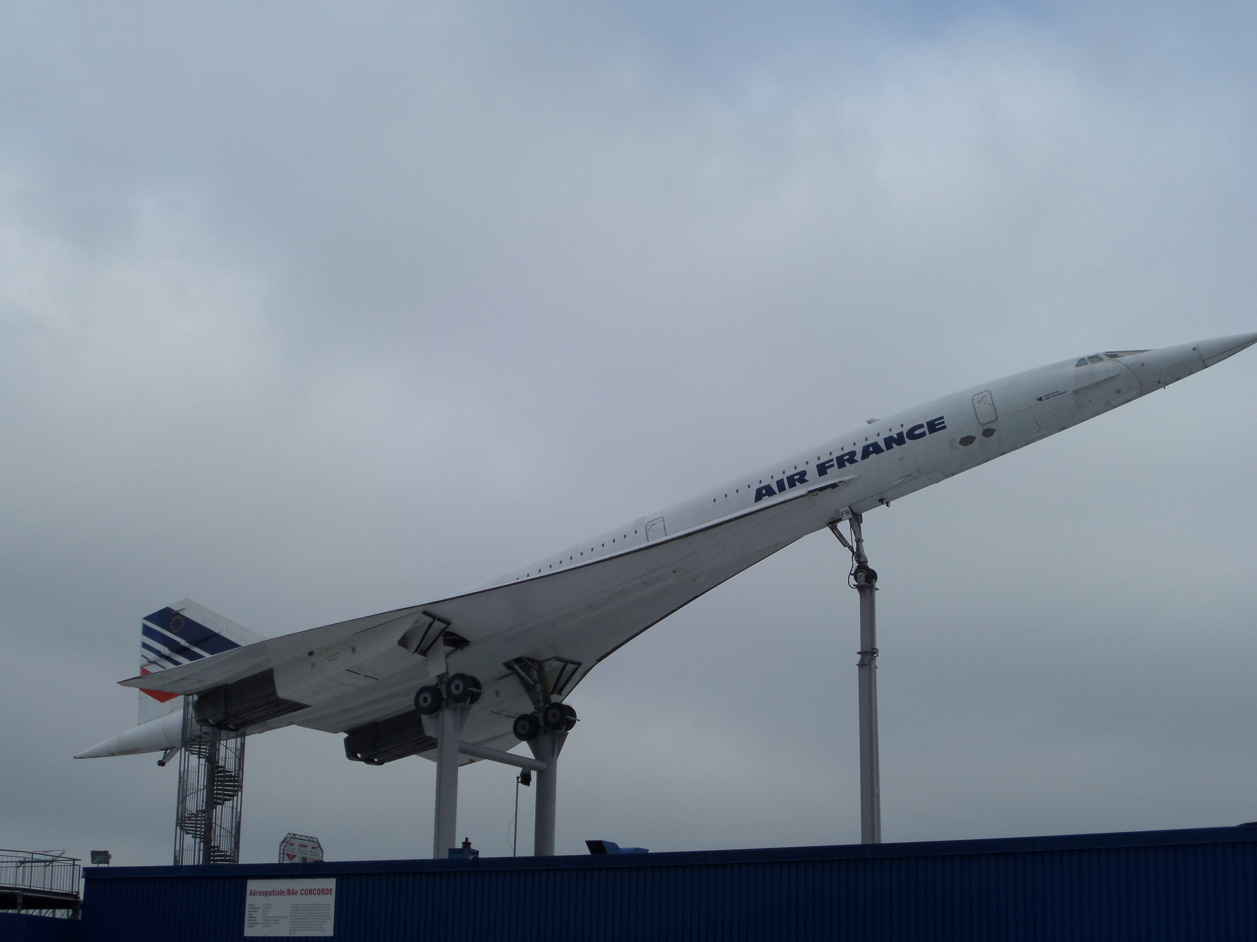 air vehicle, flying, plane, nature, day, industry, Concorde, Supersonic, environment, white, building exterior, transportation, passenger aircraft, jet, HD Wallpaper