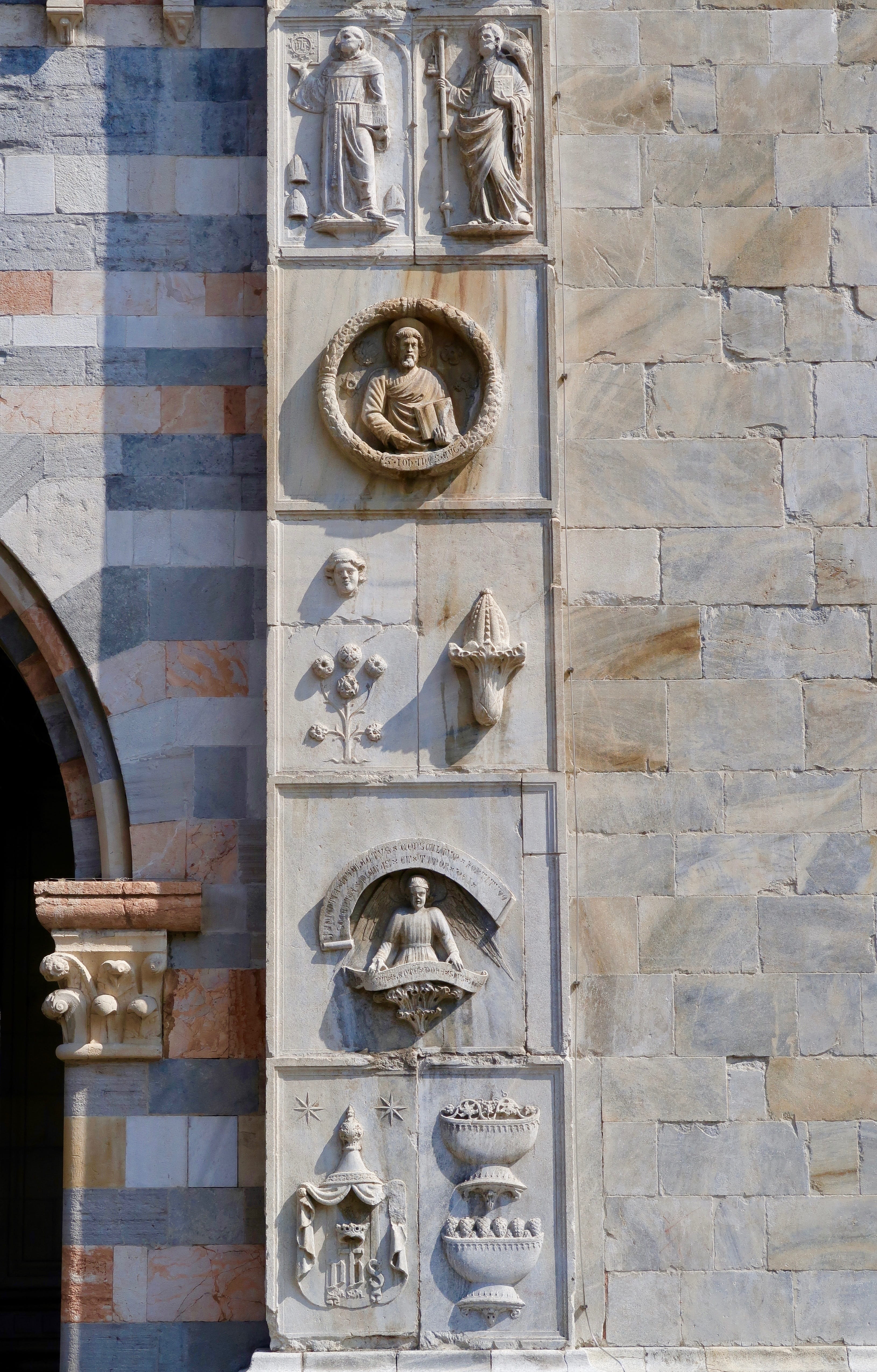 middle ages, facade, belief, carving - craft product, cathedral of como, places of interest, building exterior, relief, built structure, travel destinations, Phone HD Wallpaper