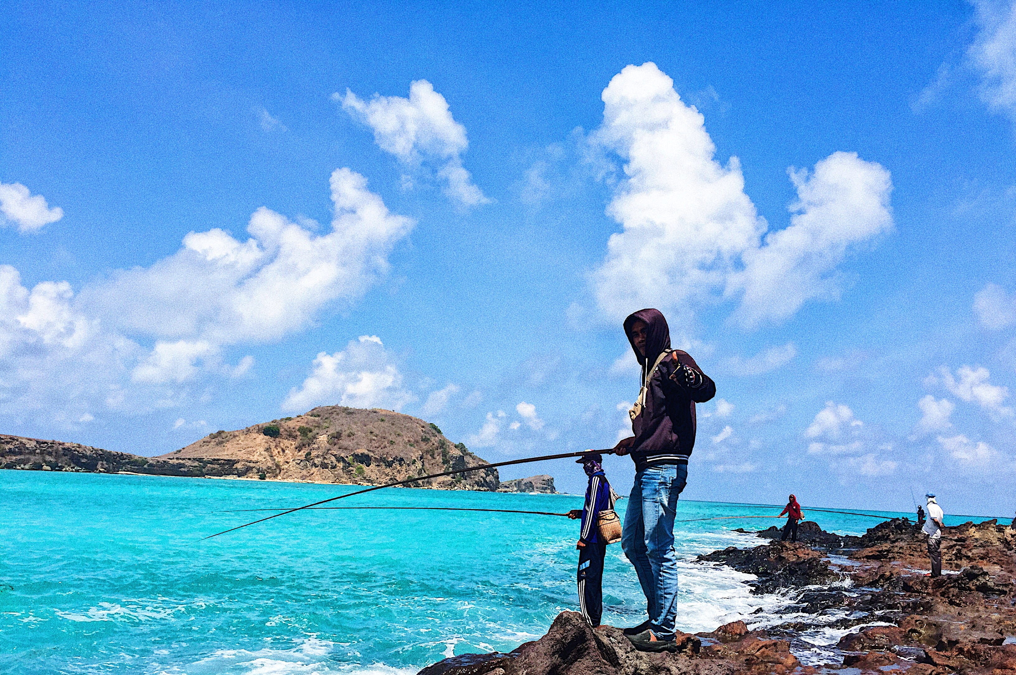 one person, full length, beauty in nature, outdoors, 2K, trip, sea, nature, pujut, sky, standing, scenics - nature, cloud - sky, turquoise colored, men, HD Wallpaper