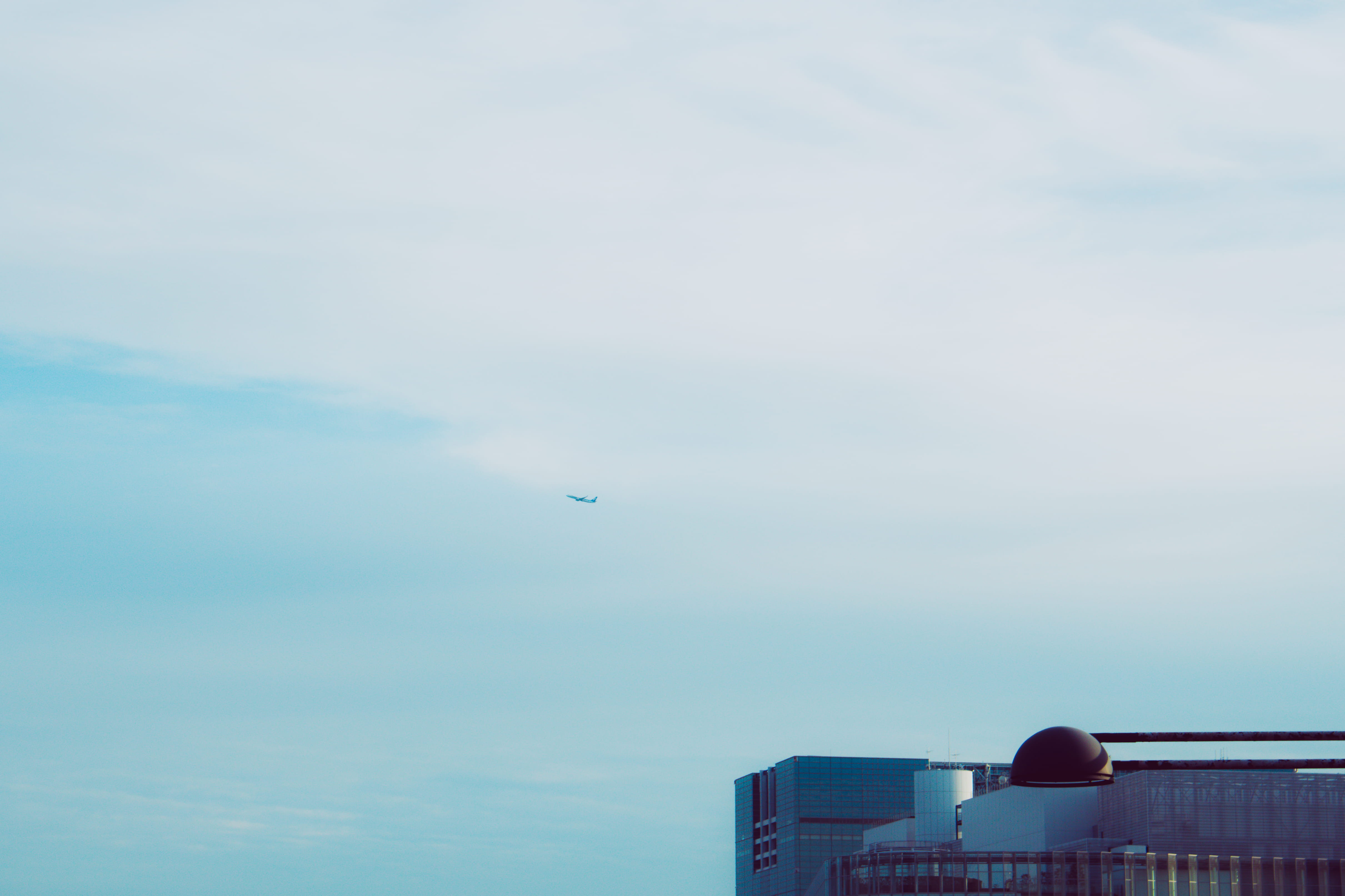 no people, mid-air, minimalist, mode of transportation, blue, transportation, sky, air vehicle, flying, 4K, building, airplane, cloud - sky, high section, HD Wallpaper