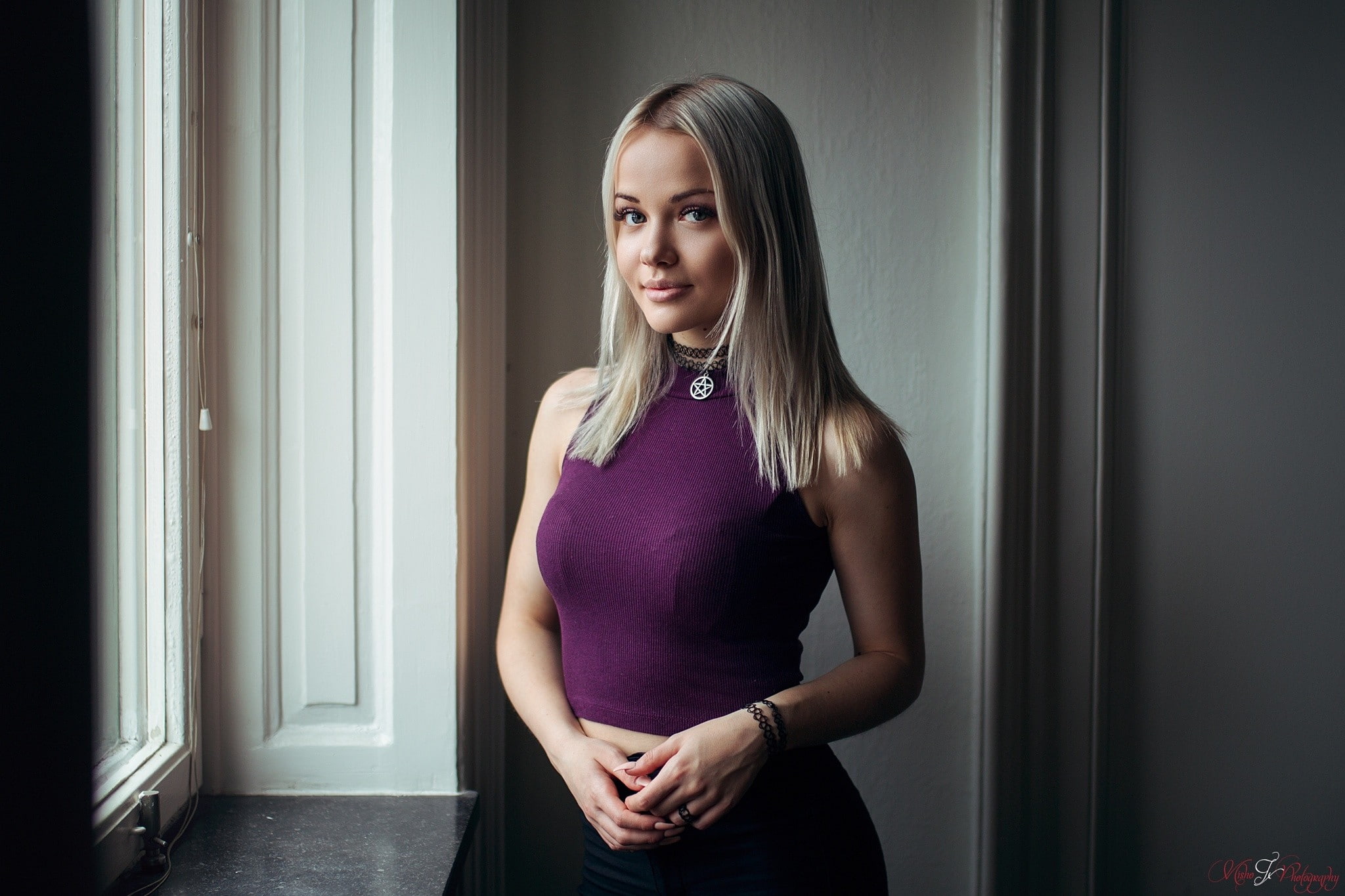 1080P, window, portrait, women, choker, Alicja Sedzielewska, smiling, blonde, HD Wallpaper