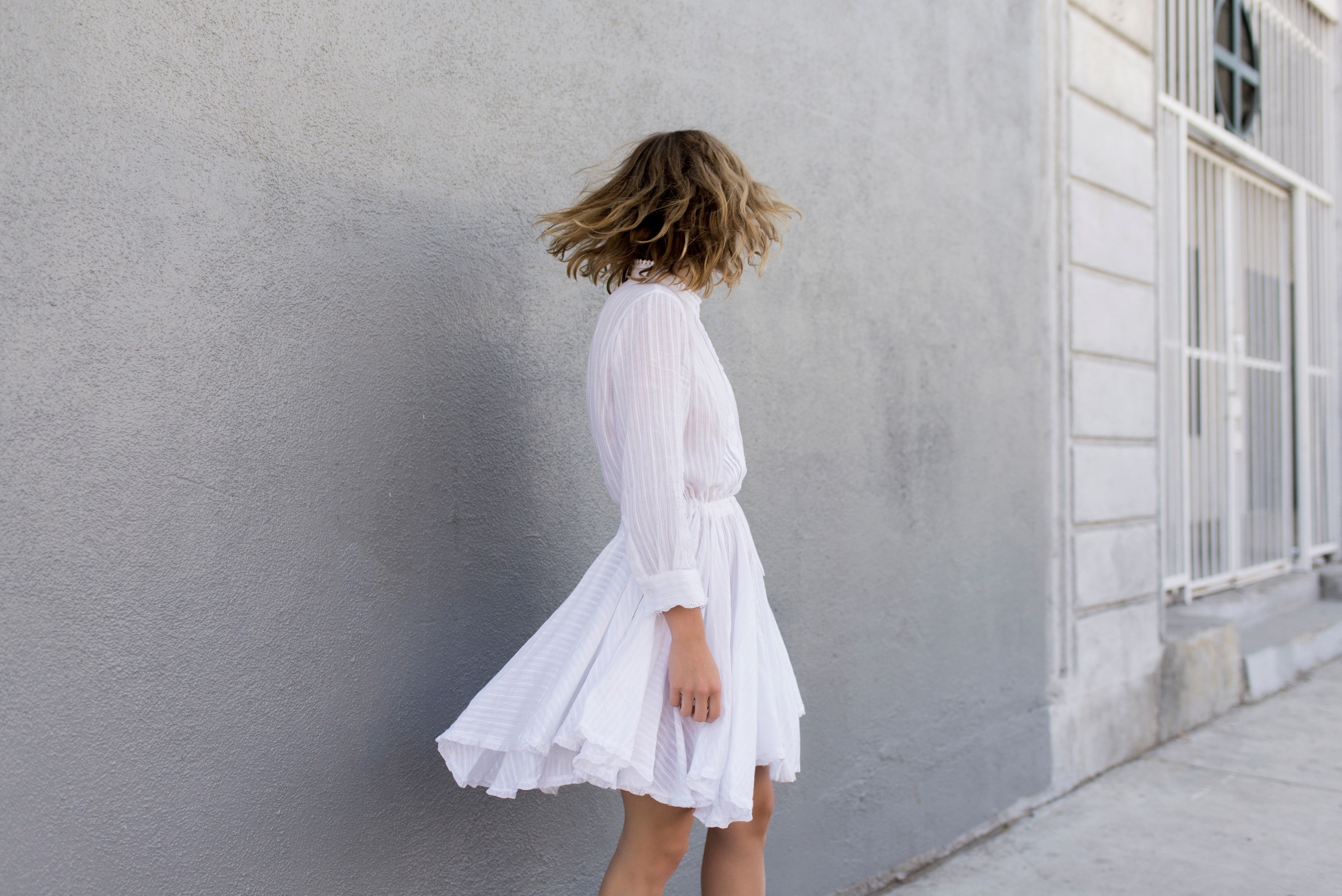 leisure activity, hair, young women, women, standing, rear view, 2K, looking, blond hair, white color, obscured face, brown hair, fashion, hairstyle, Lisa Dengler, HD Wallpaper