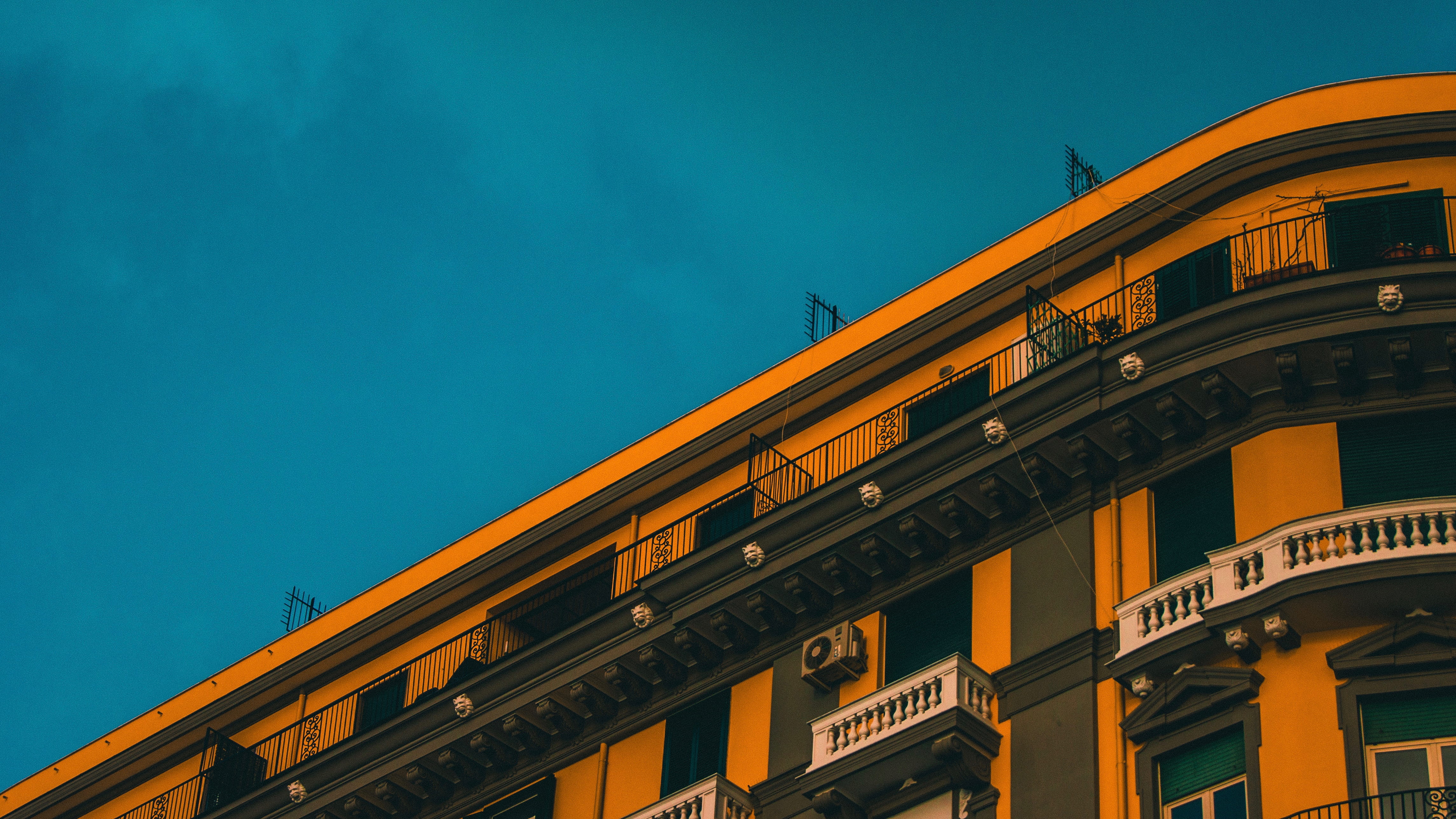 dual tone, blue, copy space, low angle view, sky, residential district, building, illuminated, architect, napoli, clear sky, architecture, summer, built structure, HD Wallpaper